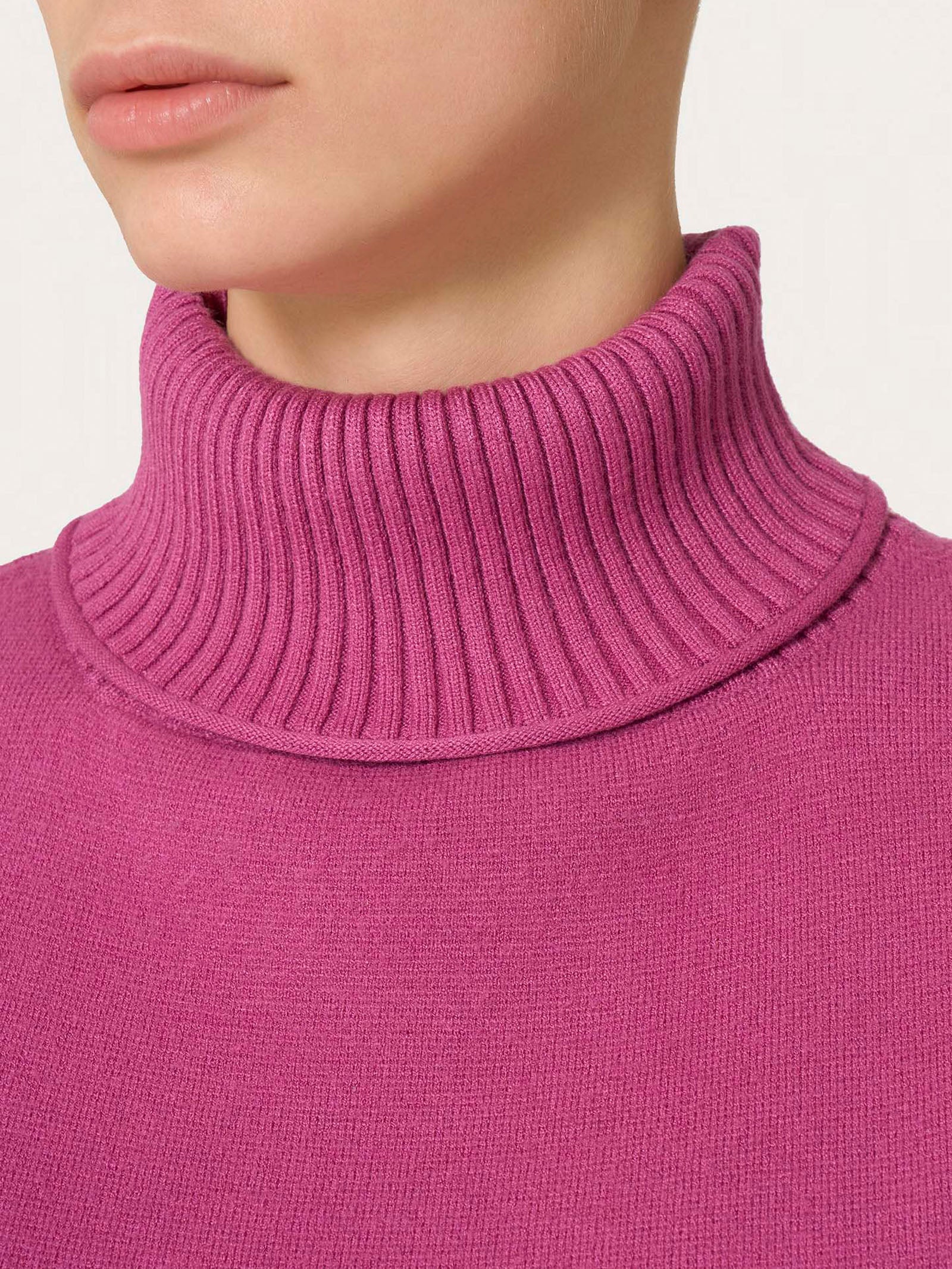 Dolcevita asimmetrico in Super Soft - Red Violet - Image 3
