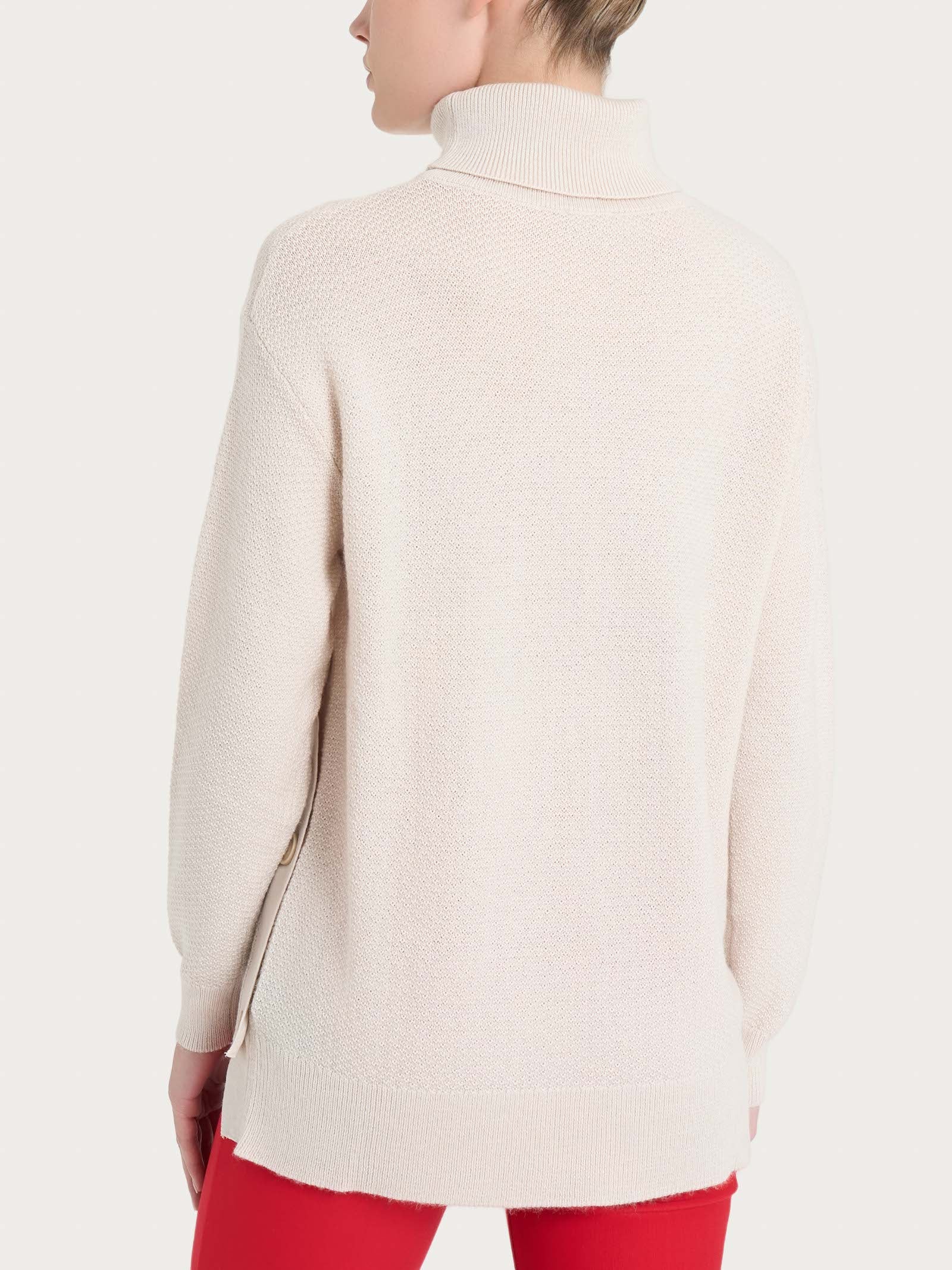 Dolcevita con bottoni laterali in Merino Soft - Champignon - Image 2