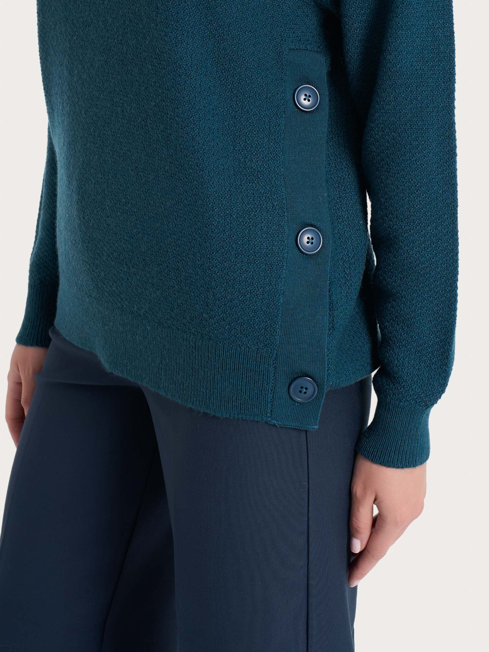 Dolcevita con bottoni laterali in Merino Soft - Reflecting Pond - Image 3