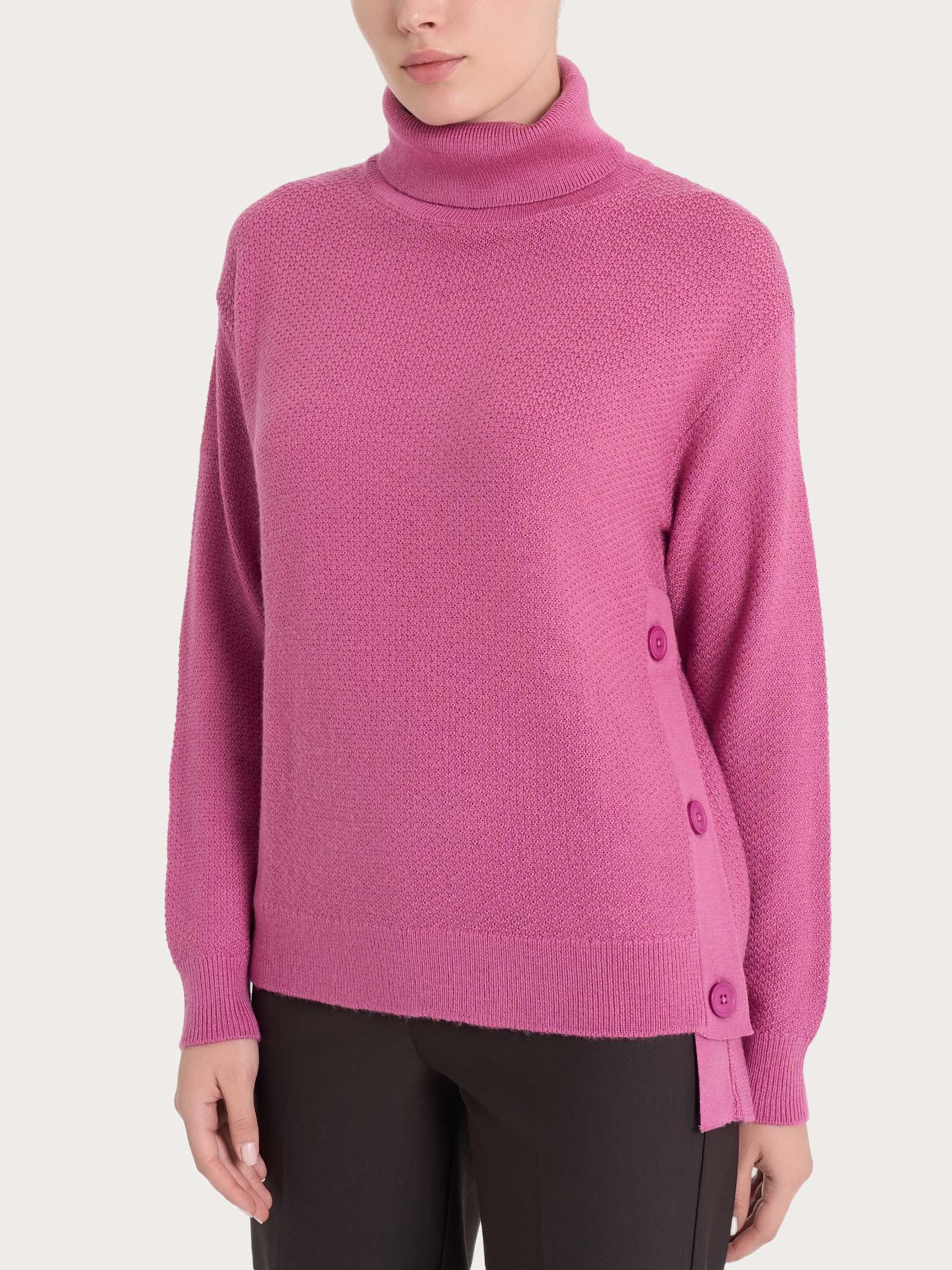 Dolcevita con bottoni laterali in Merino Soft - Red Violet