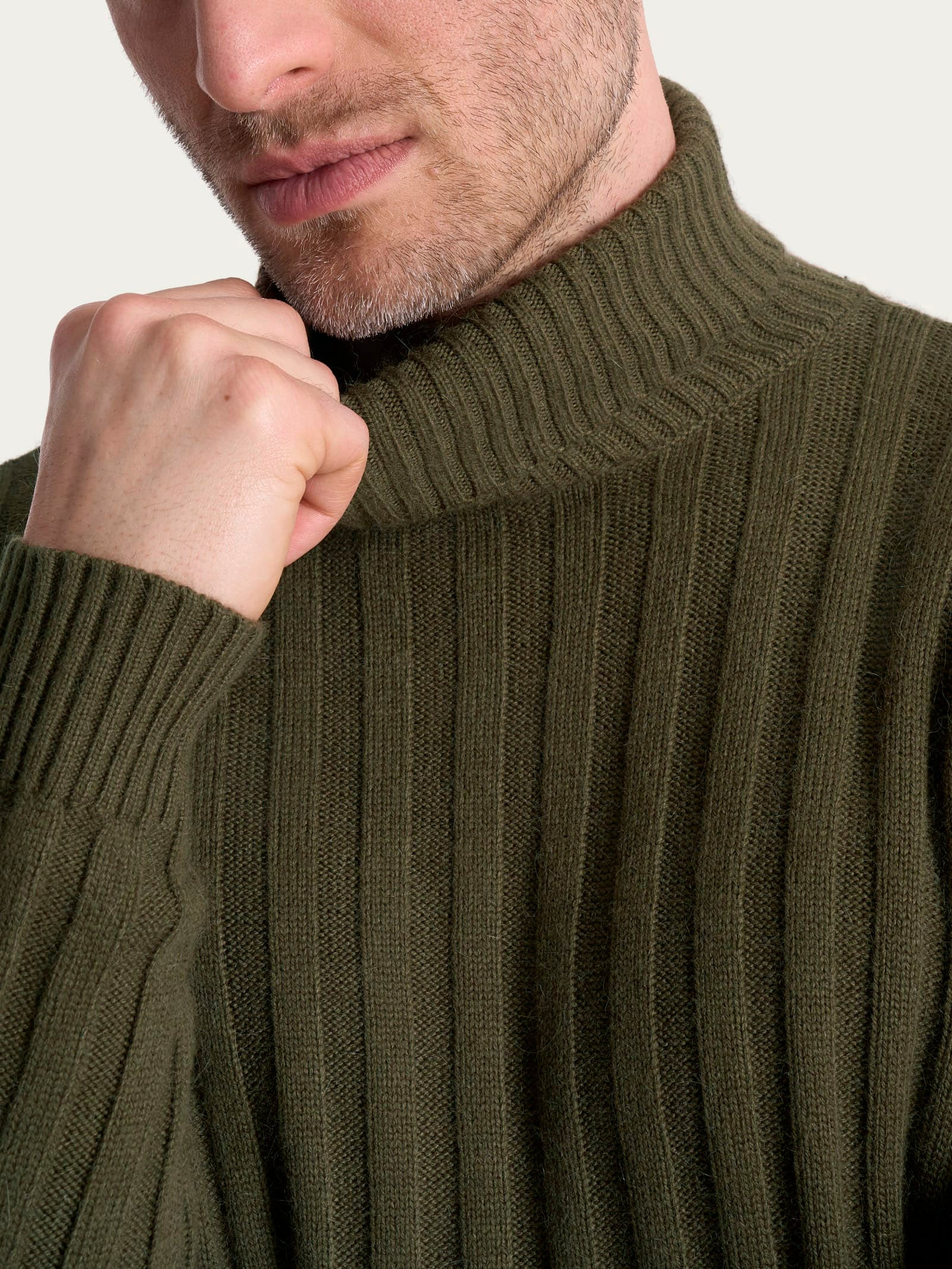 Dolcevita con costa piatta in Natural Soft  - Dark Olive - Image 3