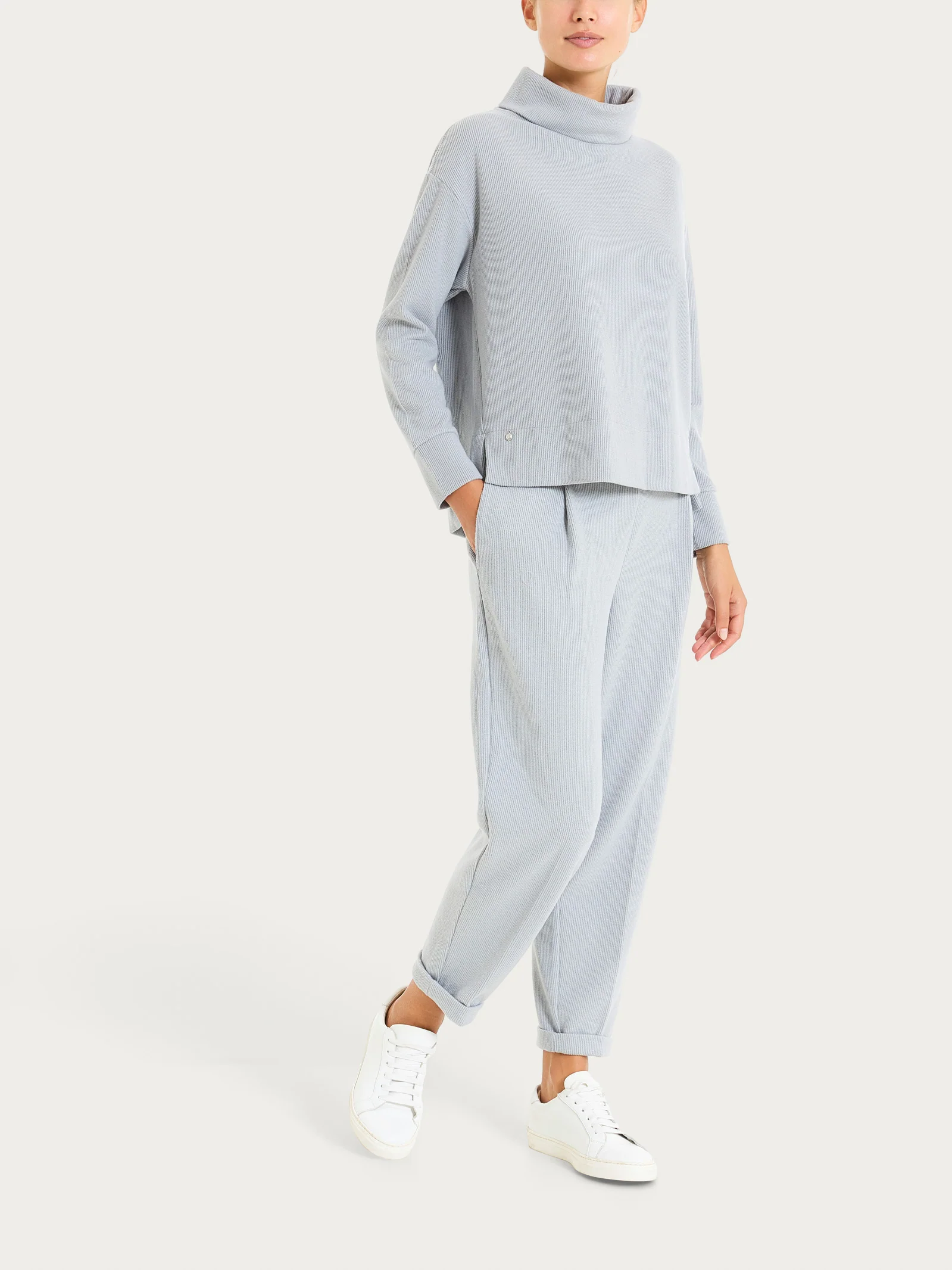 Felpa con collo a ciambella in Velvet  - Ultimate Gray - Image 4