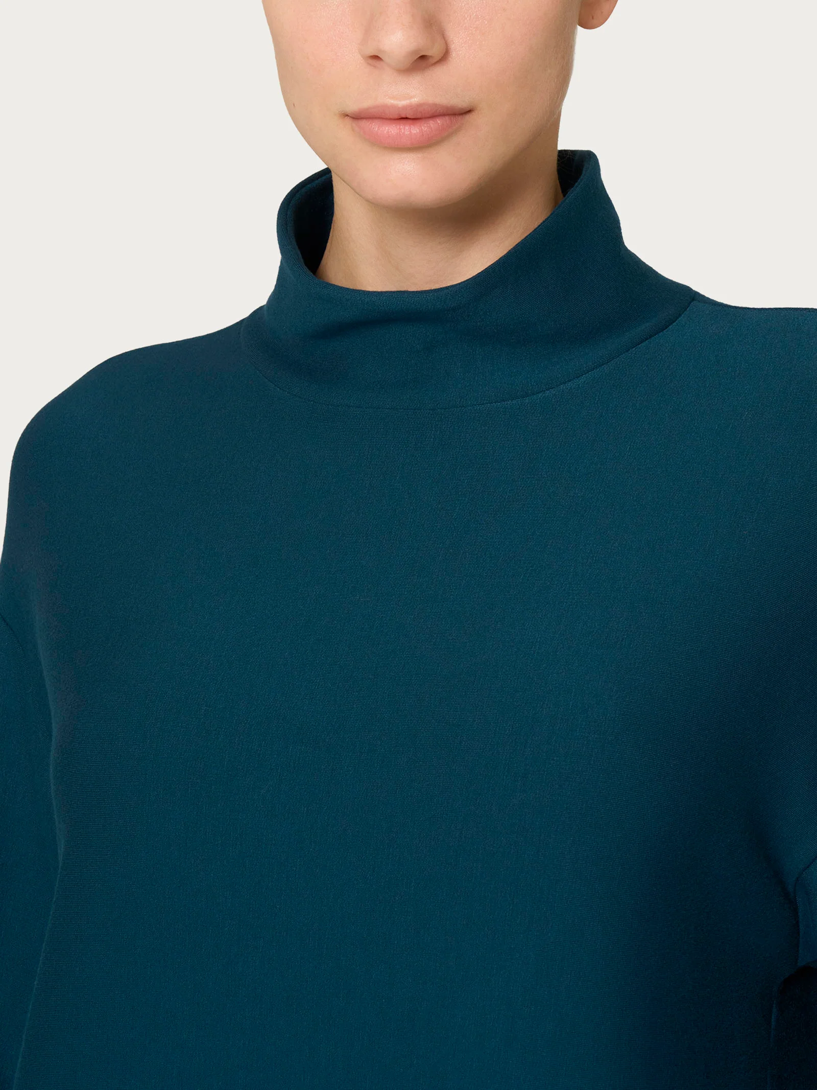 Felpa con collo alto in Eco techno Fleece - Reflecting Pond - Image 3