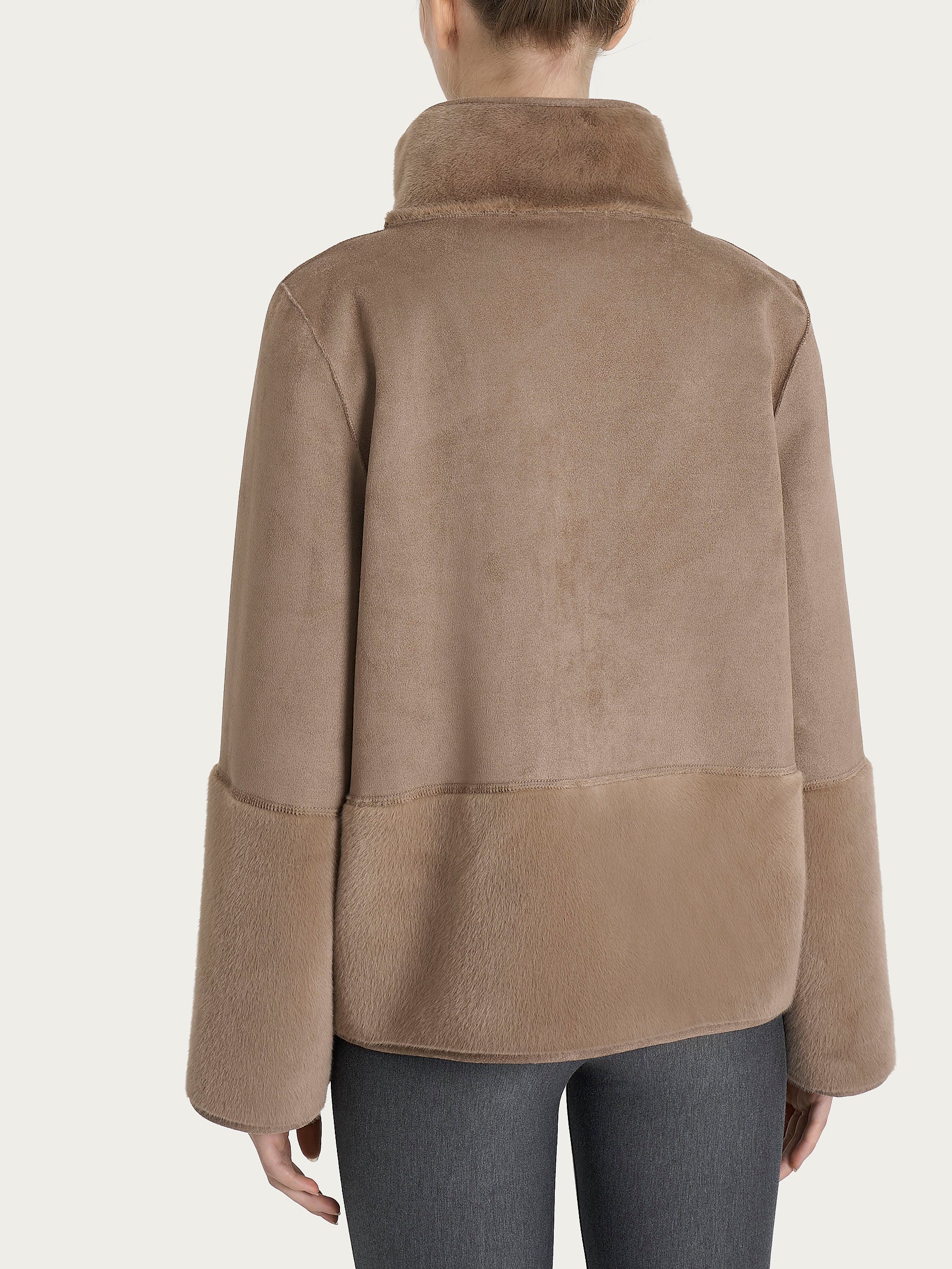 Giacca corta con collo alto double-face in Vegan Shearling  - Pine Bark - Image 4