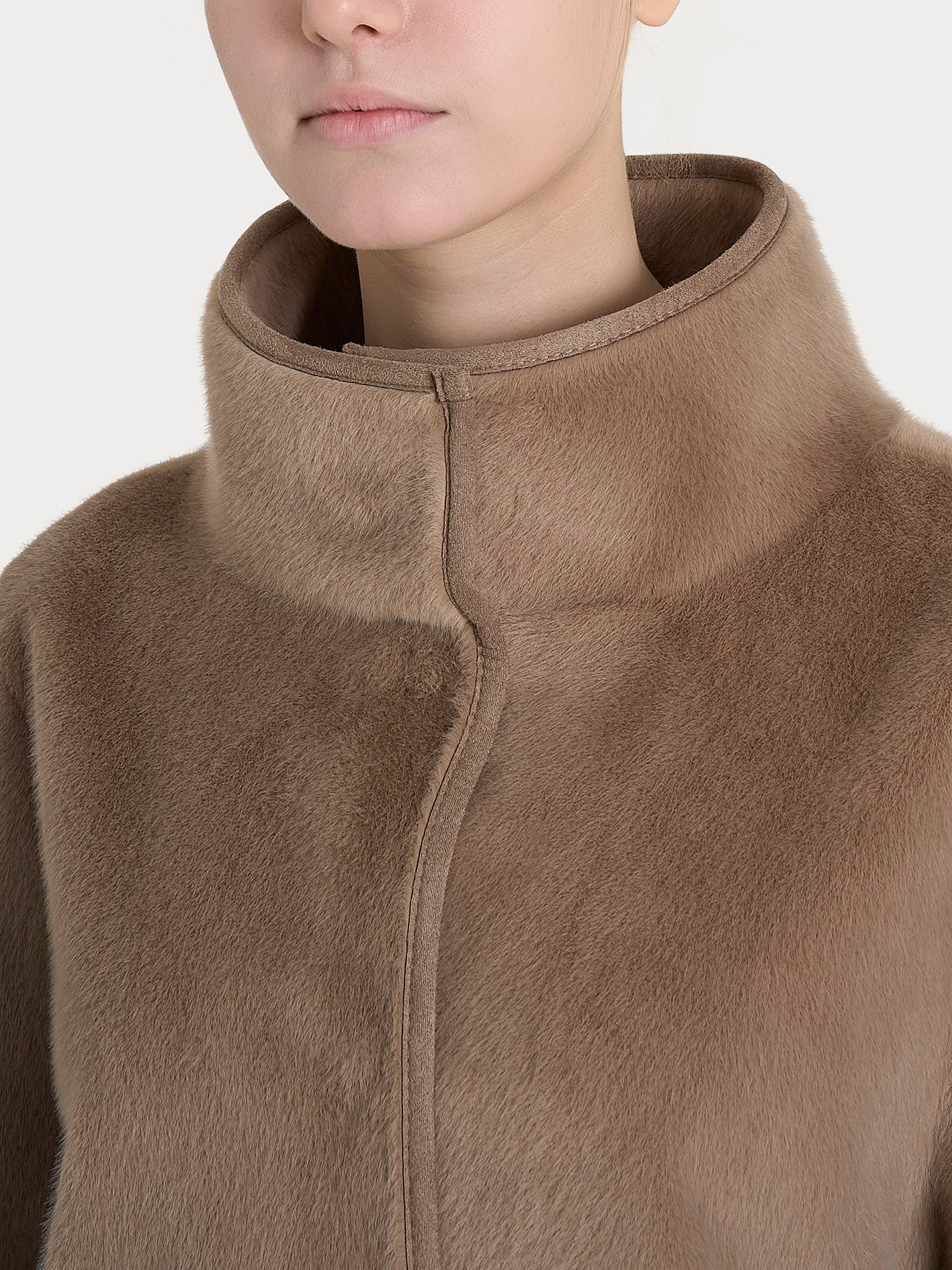 Giacca corta con collo alto double-face in Vegan Shearling  - Pine Bark - Image 5