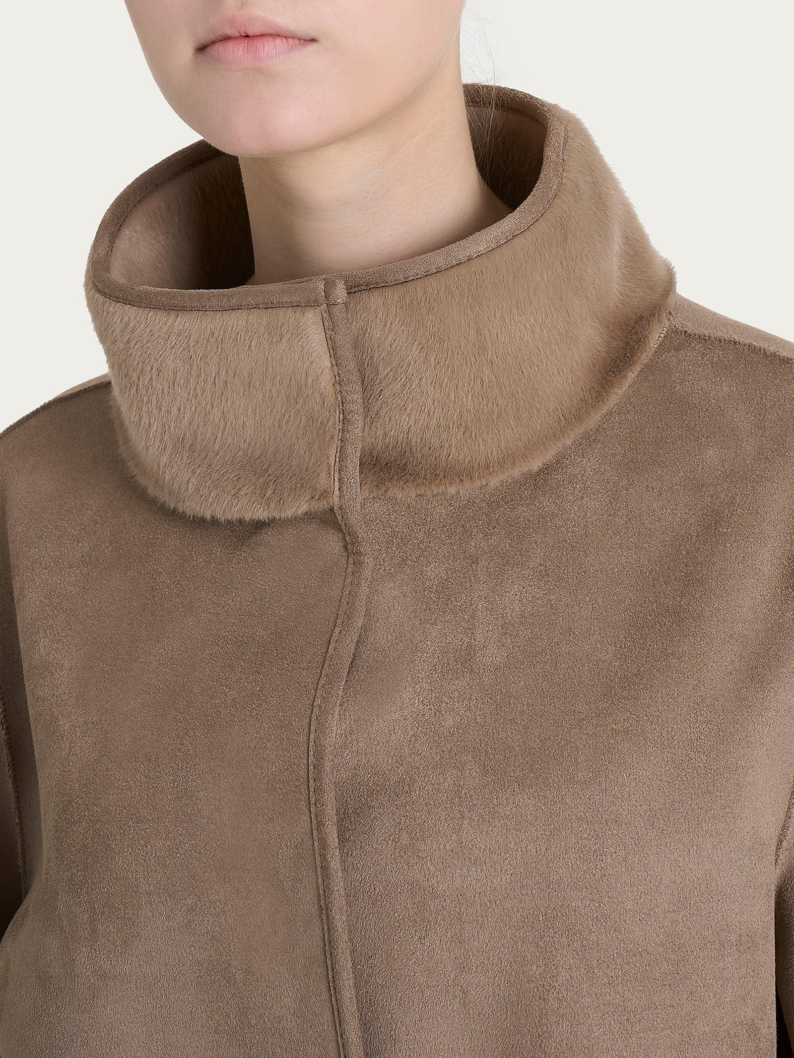 Giacca corta con collo alto double-face in Vegan Shearling  - Pine Bark - Image 6