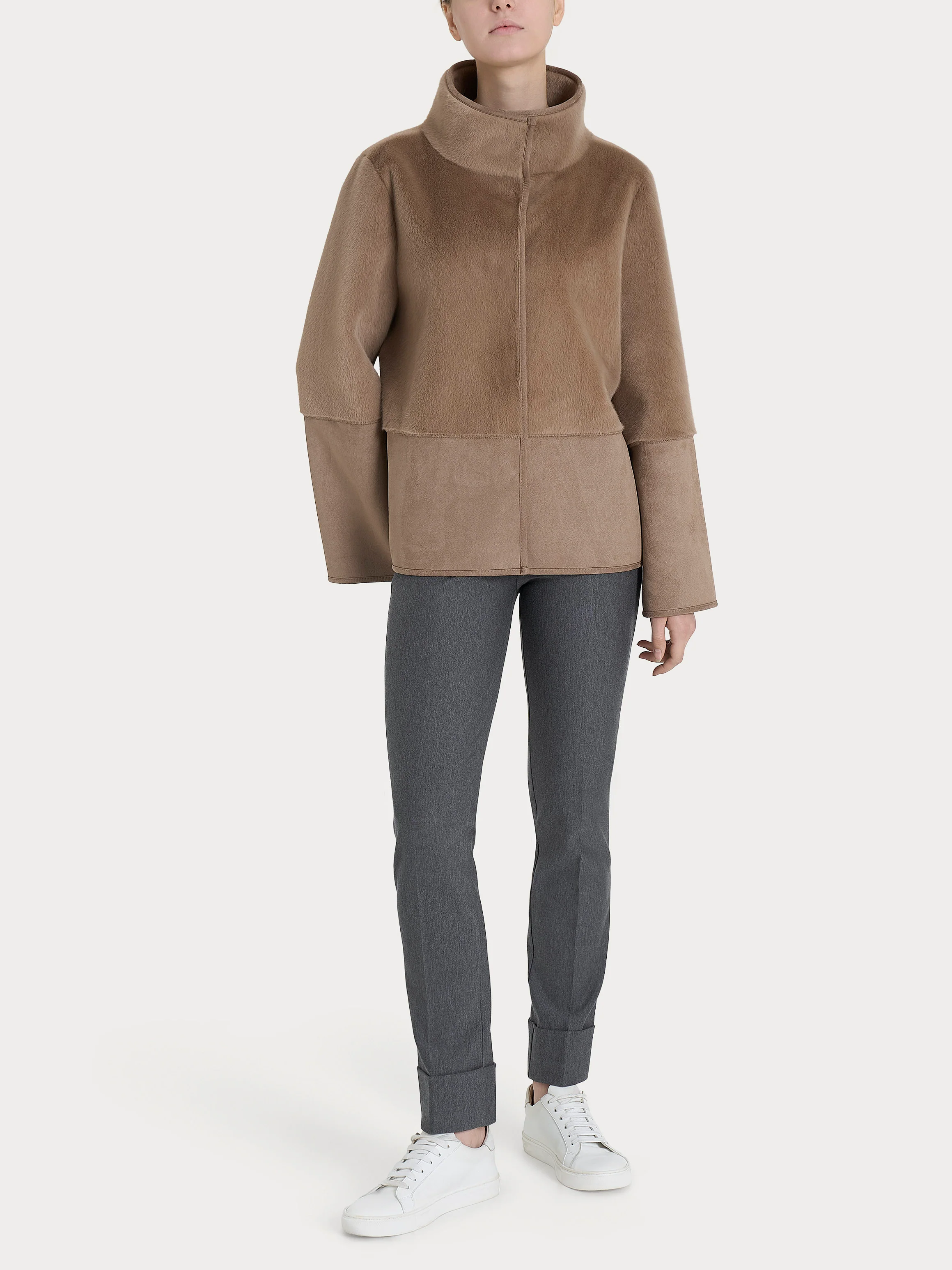 Giacca corta con collo alto double-face in Vegan Shearling  - Pine Bark - Image 7