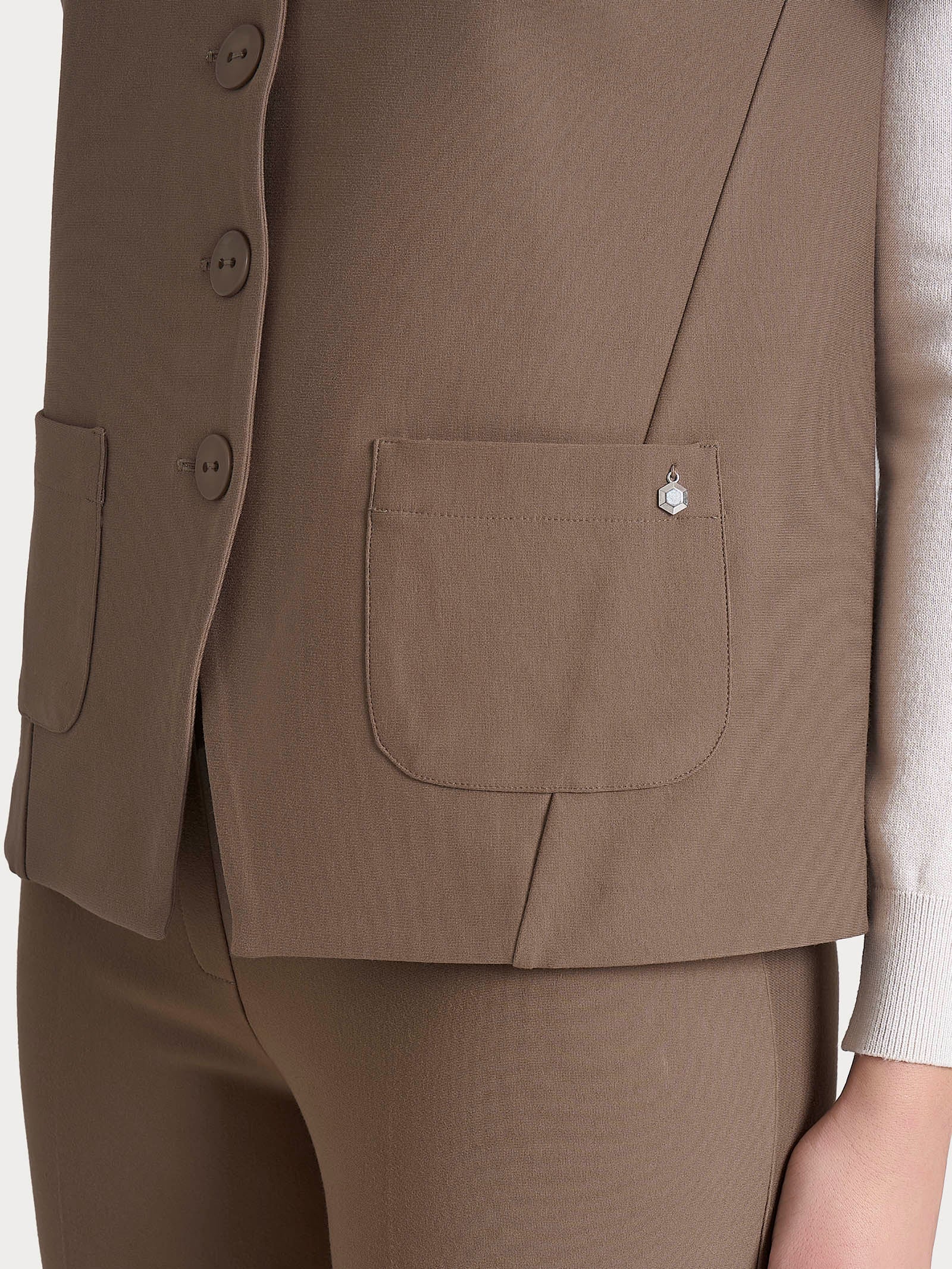 Gilet con quattro bottoni in Compact - Pine Bark - Image 3