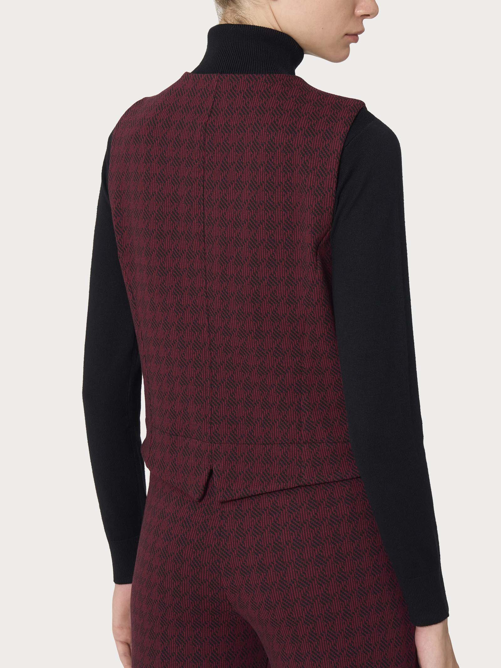 Gilet con quattro bottoni in tessuto Eco Jacquard - Fant. Tibetan Red - Image 2