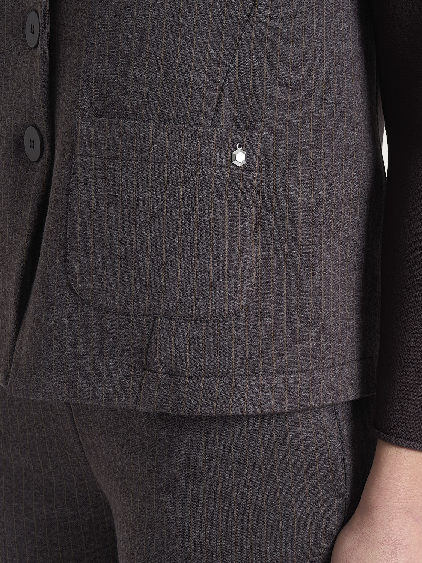 Gilet gessato con quattro bottoni in Eco Jacquard - Fant. Chocolate Torte Mel. - Image 3
