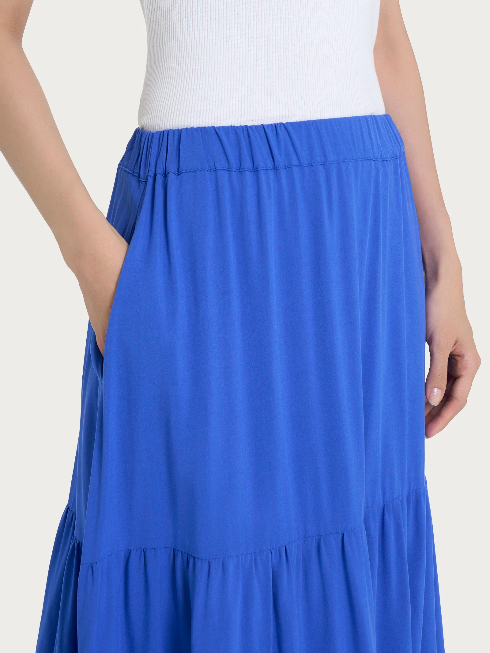 Gonna lunga tinta unita in Ecoseta - Dazzling Blue - Image 3