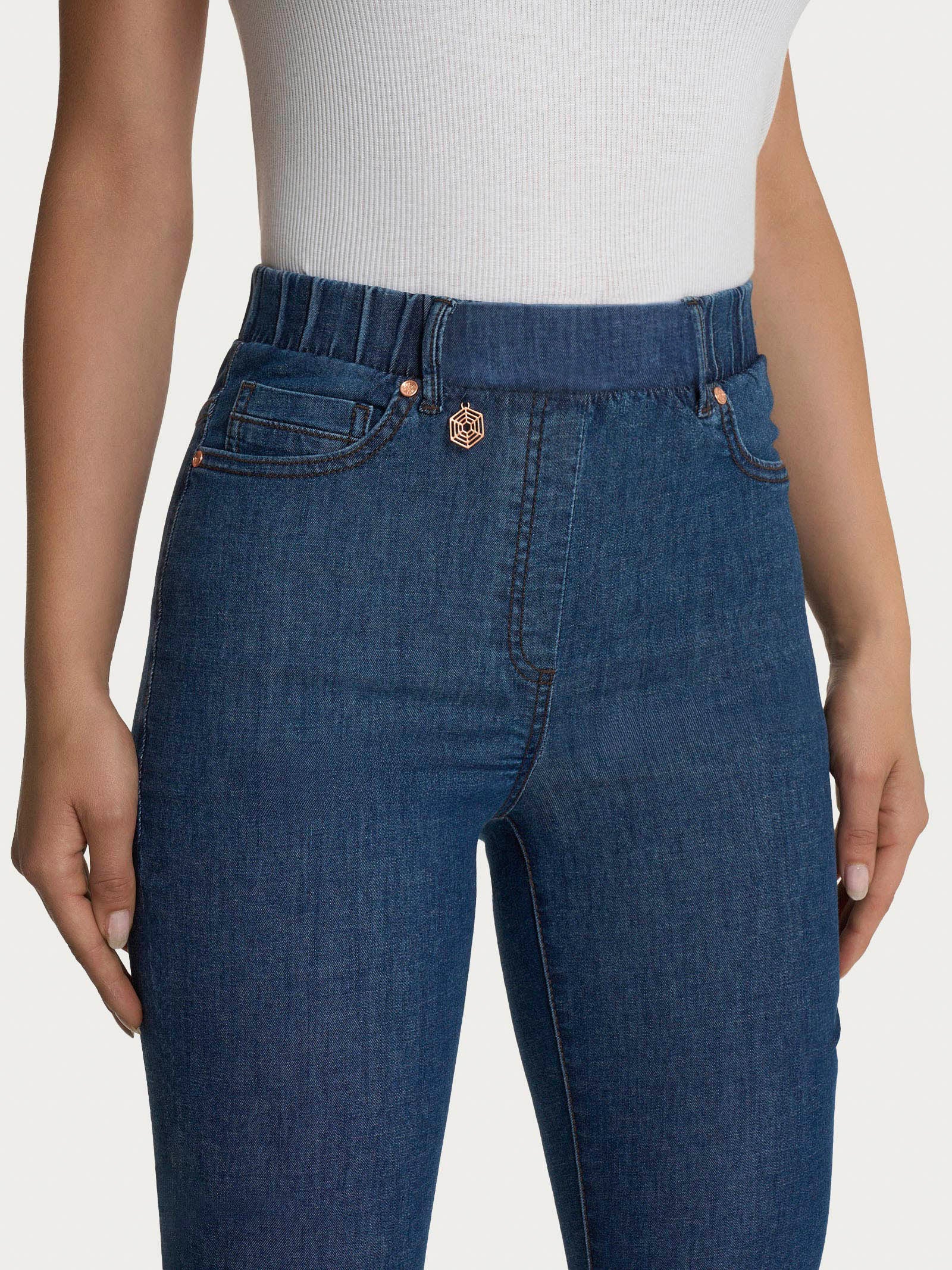 Jeans a 5 tasche con vita piatta in Light Denim  - Jeans - Image 5