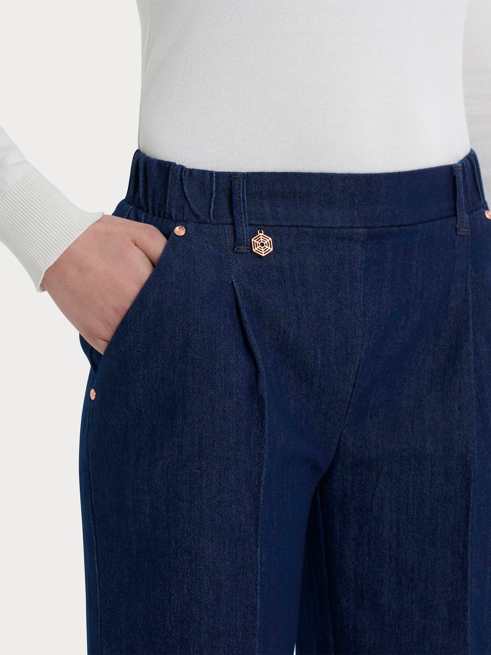 Jeans a carota con pinces in 4 Seasons Denim  - Persia - Image 3