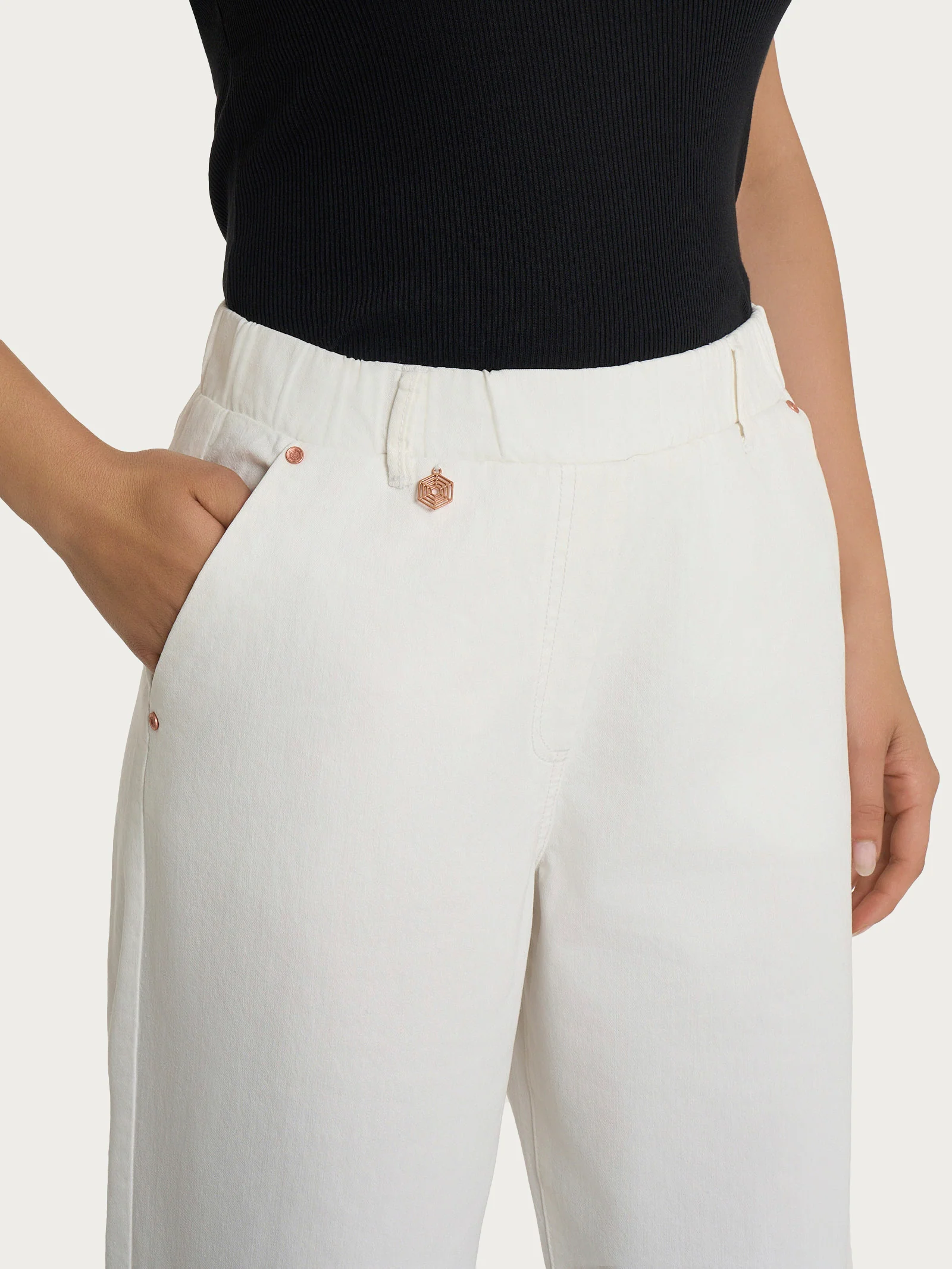 Jeans a carota con tasche in Light Denim - Bianco - Image 7
