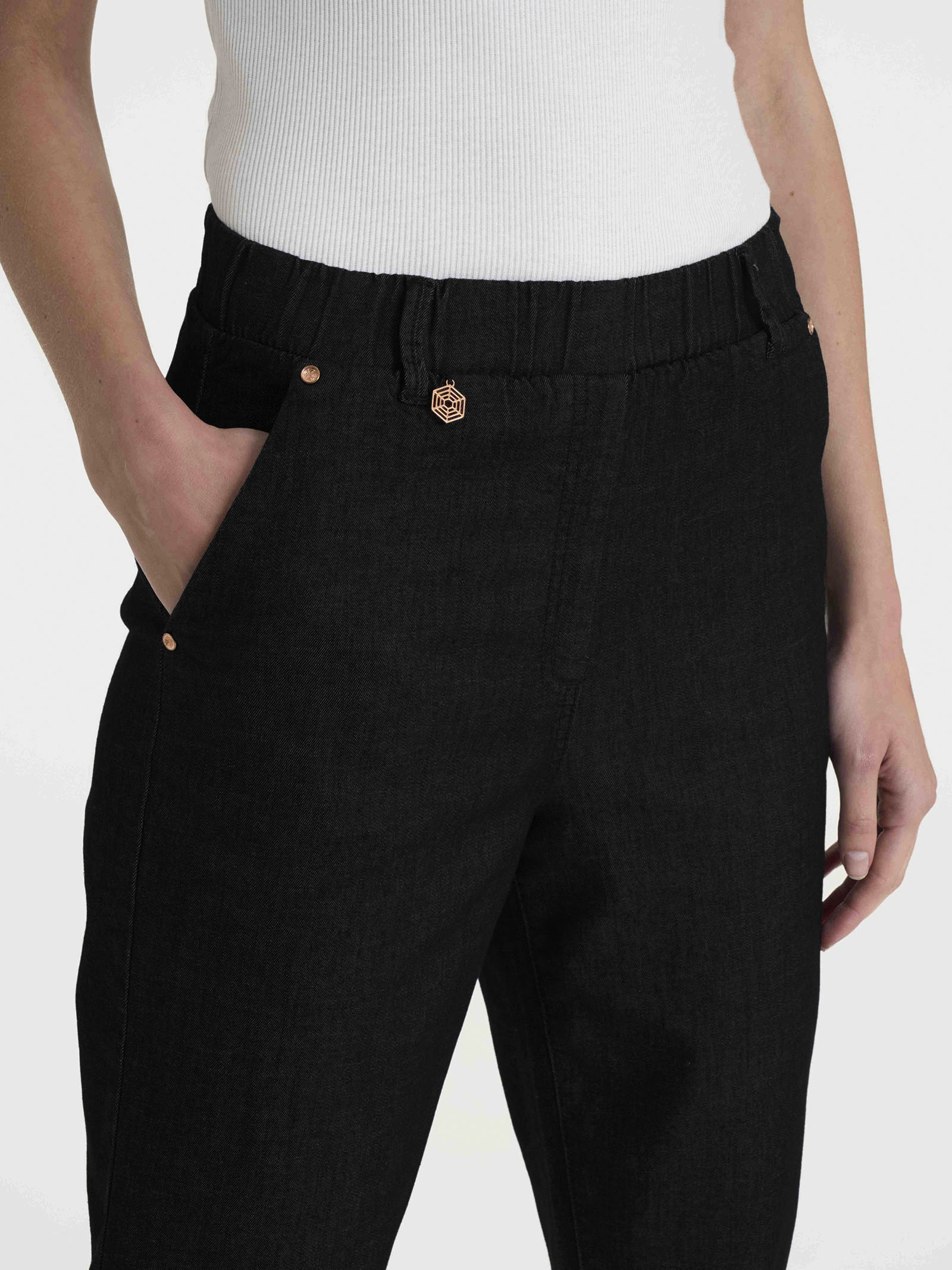 Jeans a carota con tasche in Light Denim - Nero - Image 6