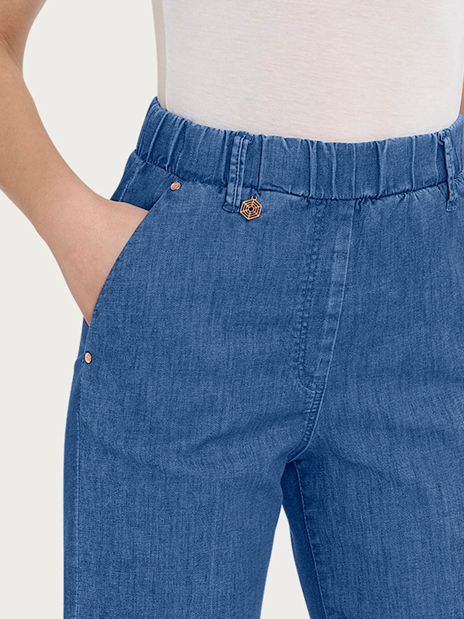 Jeans a carota con tasche in Light Denim - Delave' - Image 3