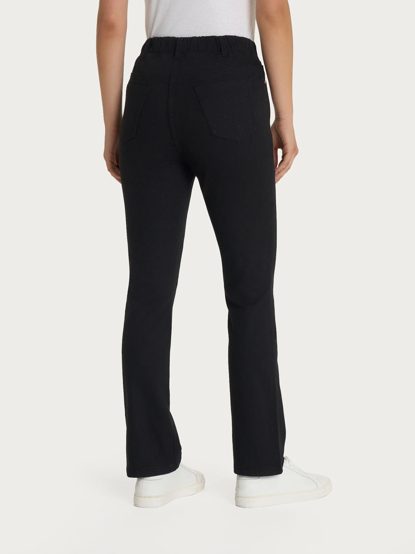 Jeans a gamba dritta con tasche e vita piatta in Light Denim - Nero - Image 2