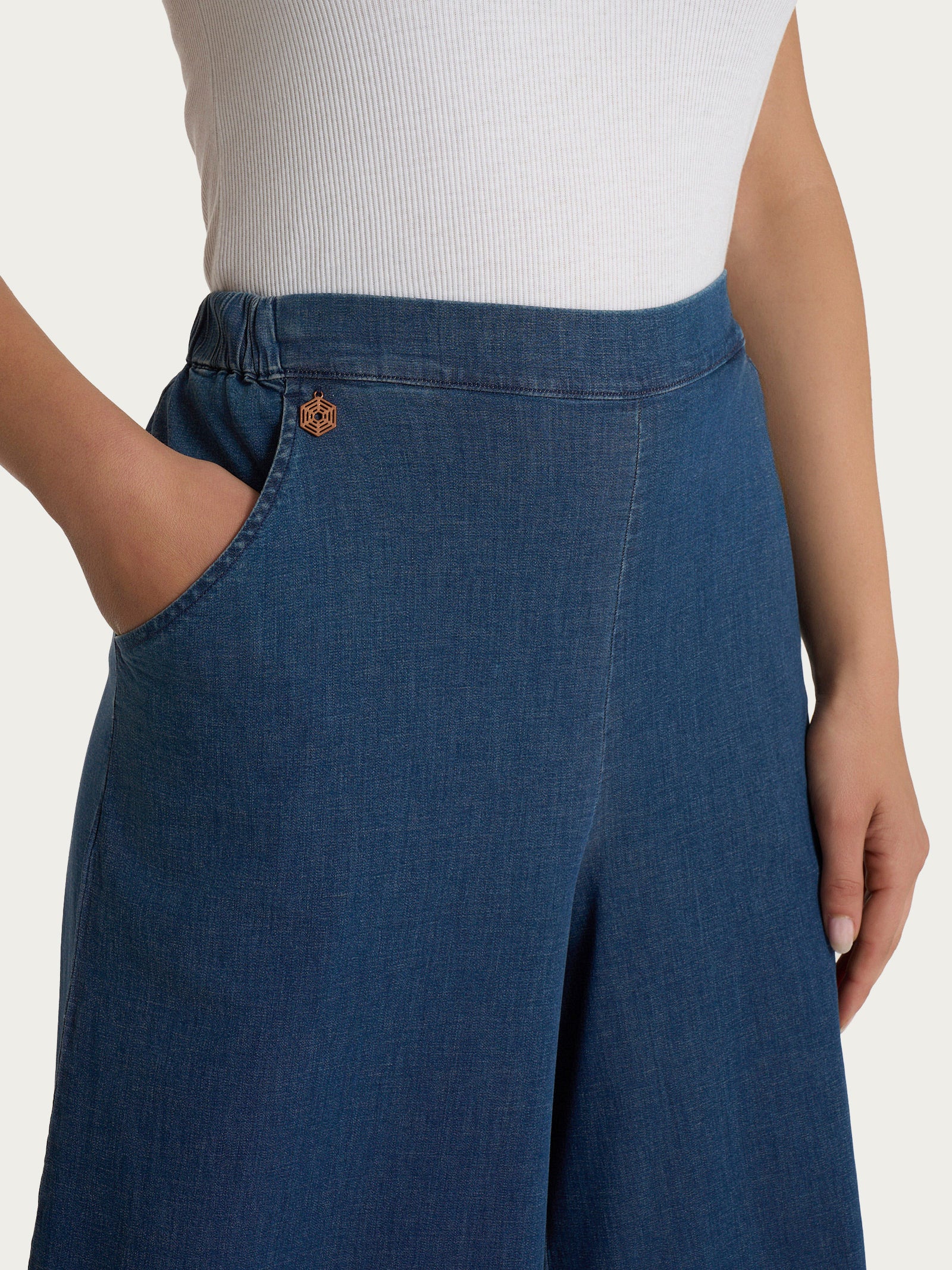 Jeans a palazzo con tasche in Super Light Denim - Indigo - Image 3