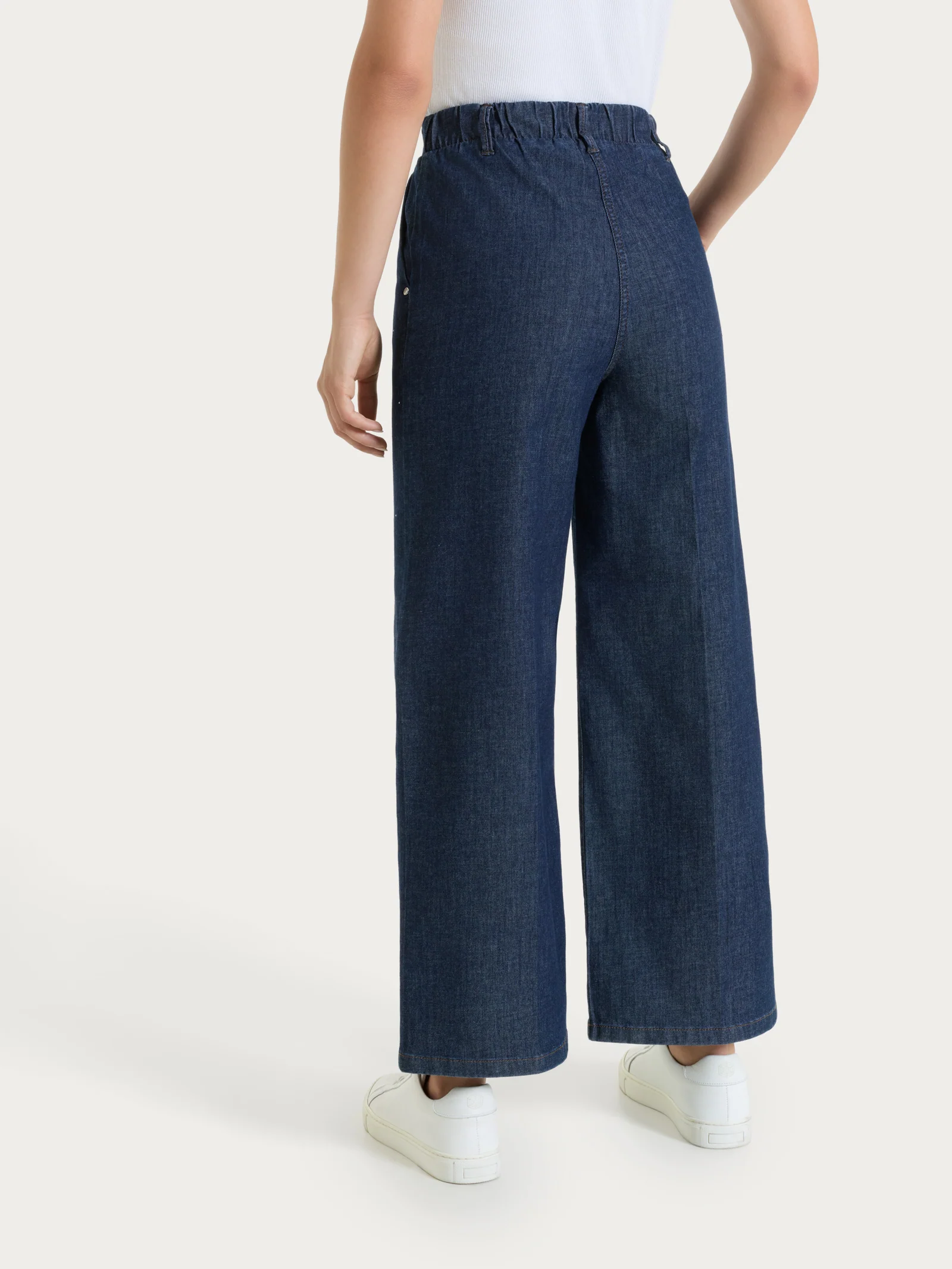 Jeans ampio alla caviglia con strass in Light Denim  - Indigo - Image 2