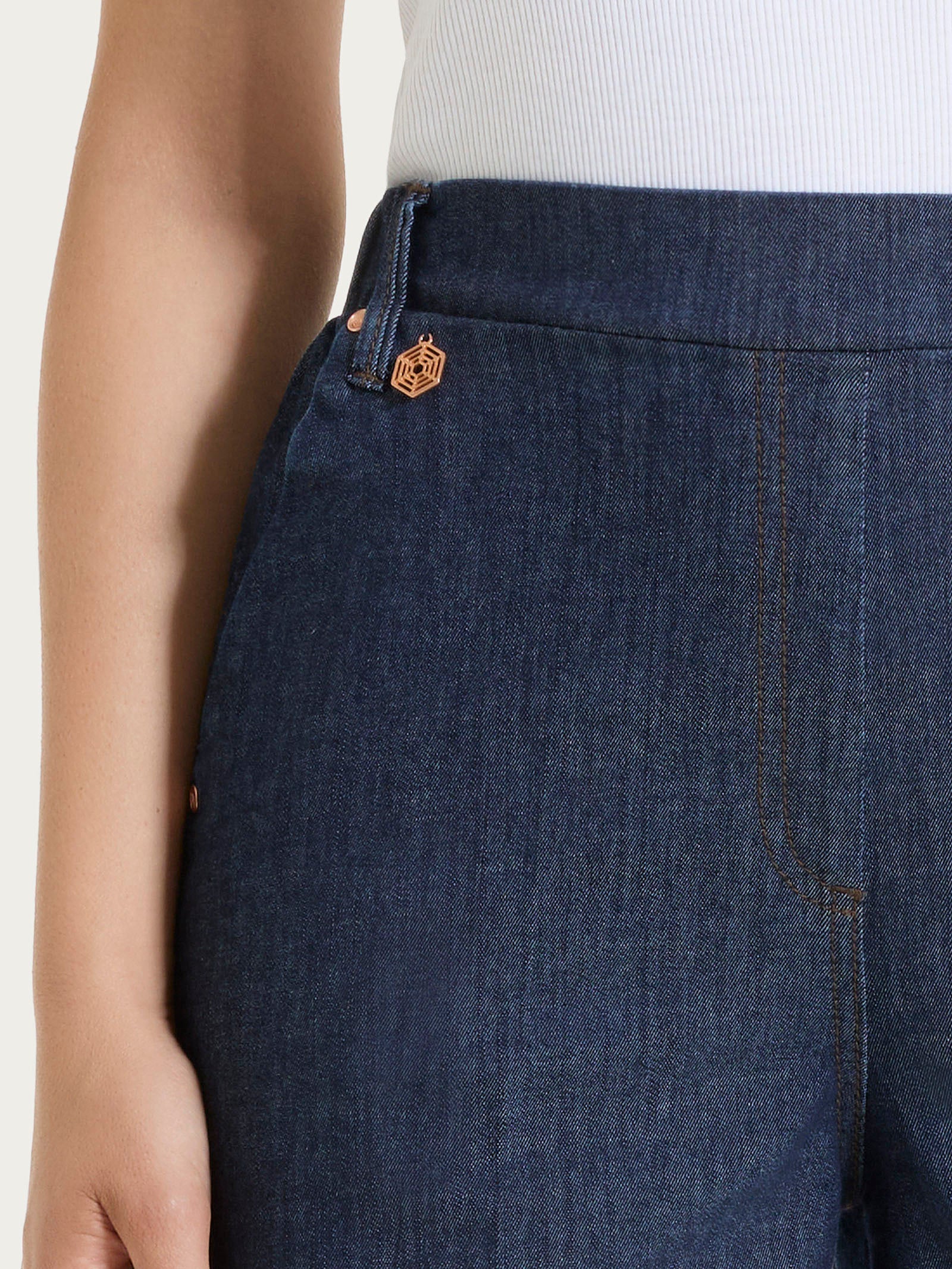Jeans ampio alla caviglia con tasche e vita piatta in Light Denim - Indigo - Image 3