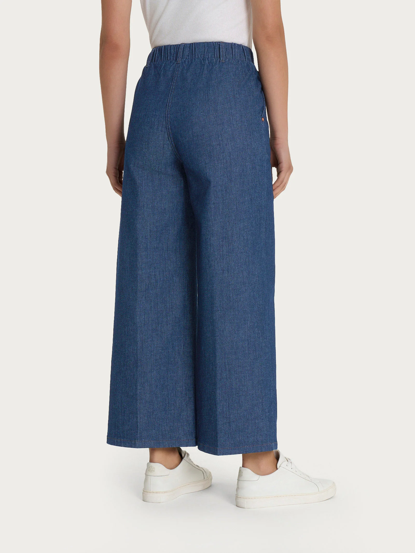 Jeans ampio alla caviglia con tasche in Light Denim - Jeans - Image 2
