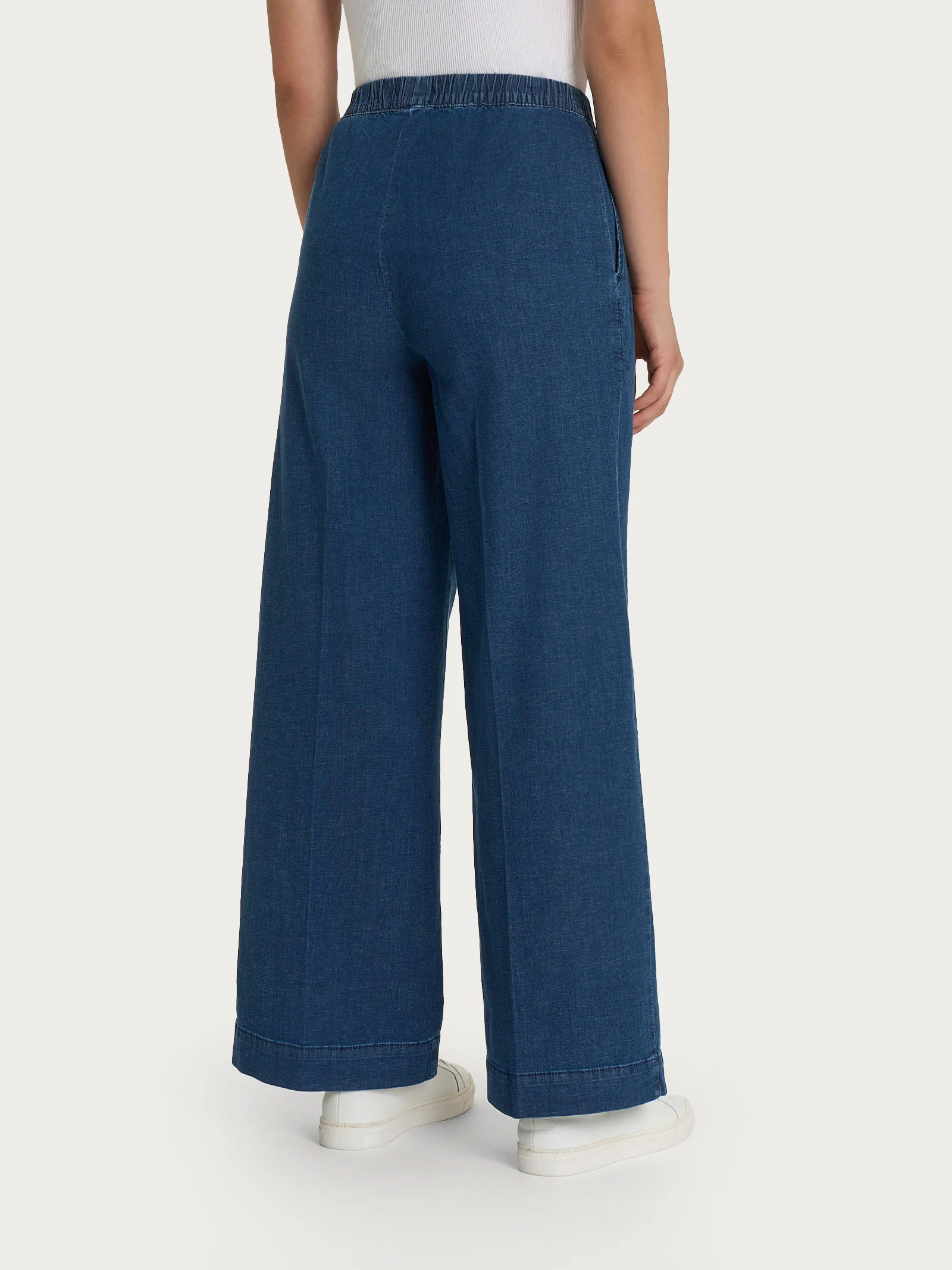 Jeans ampio alla caviglia con tasche in Super Light Denim - Indigo - Image 4