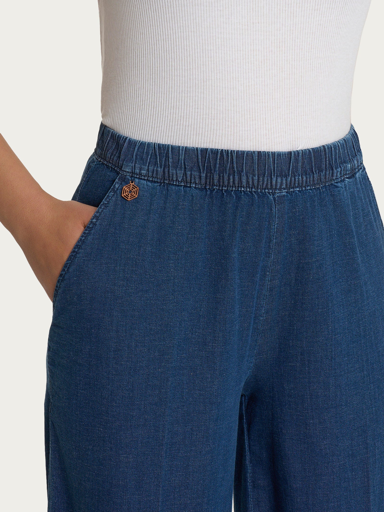 Jeans ampio alla caviglia con tasche in Super Light Denim - Indigo - Image 7