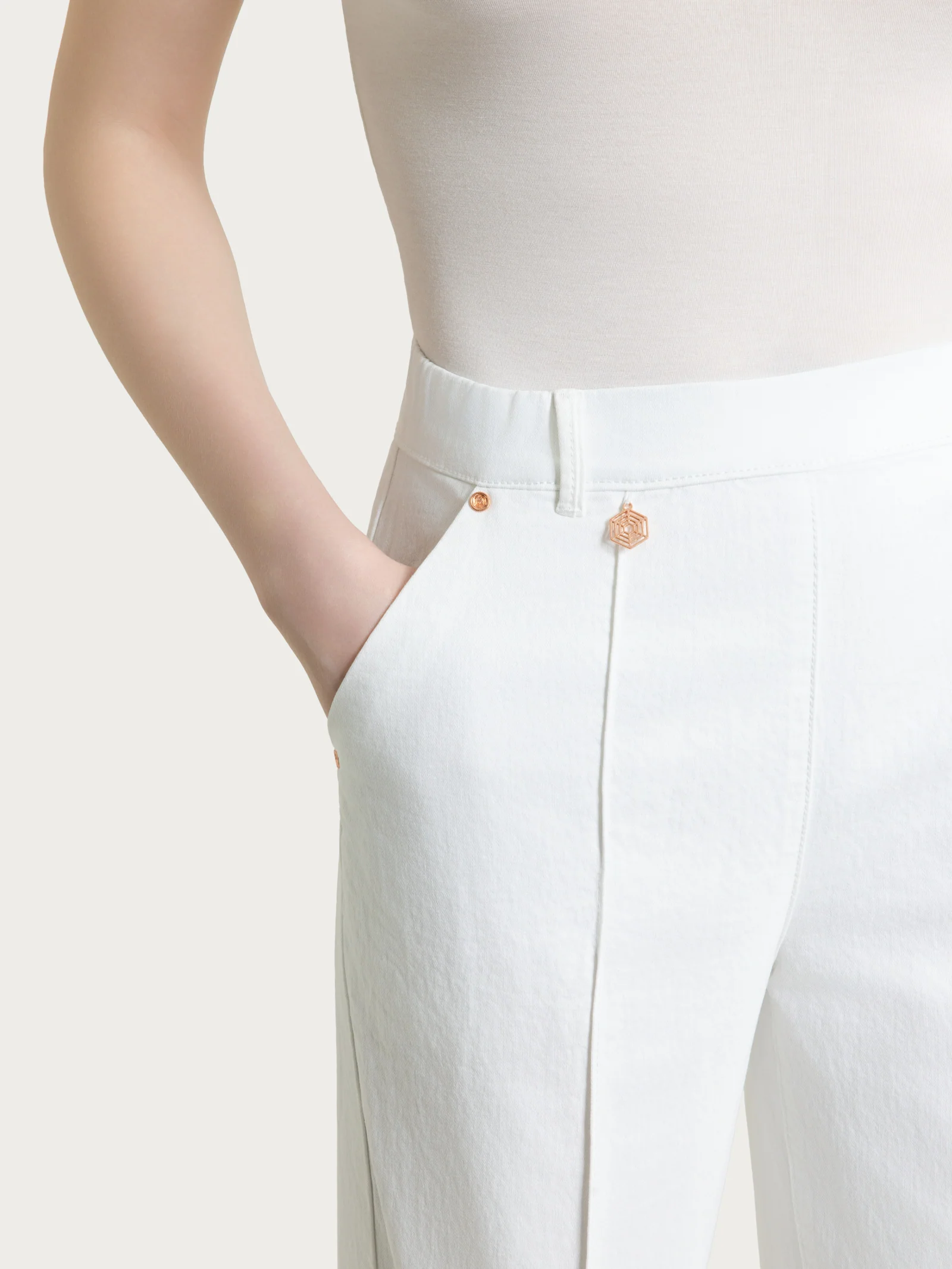 Jeans ampio con nervature e tasche in Light Denim - Bianco - Image 3
