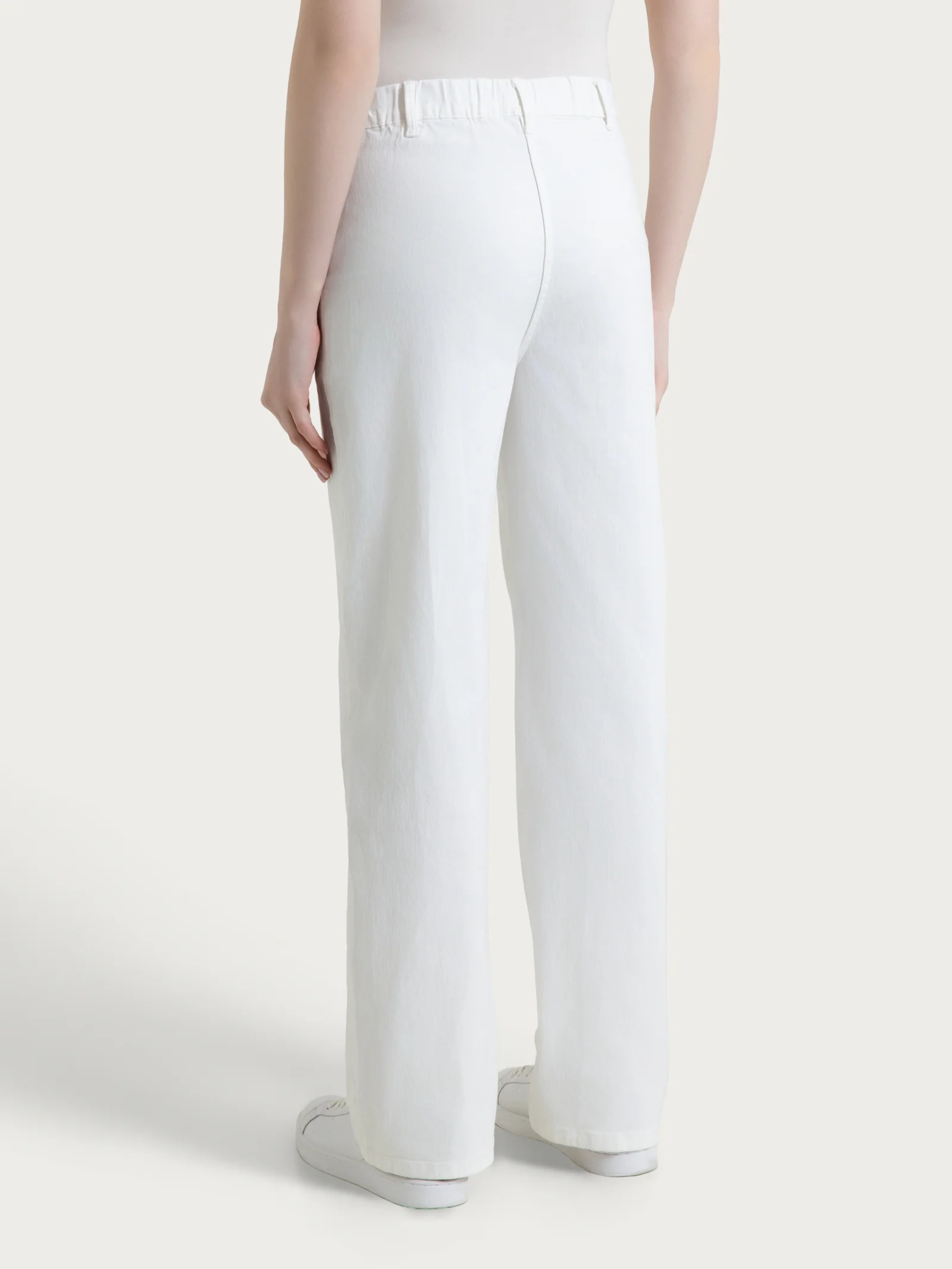 Jeans ampio con tasche in Light Denim - Bianco - Image 2