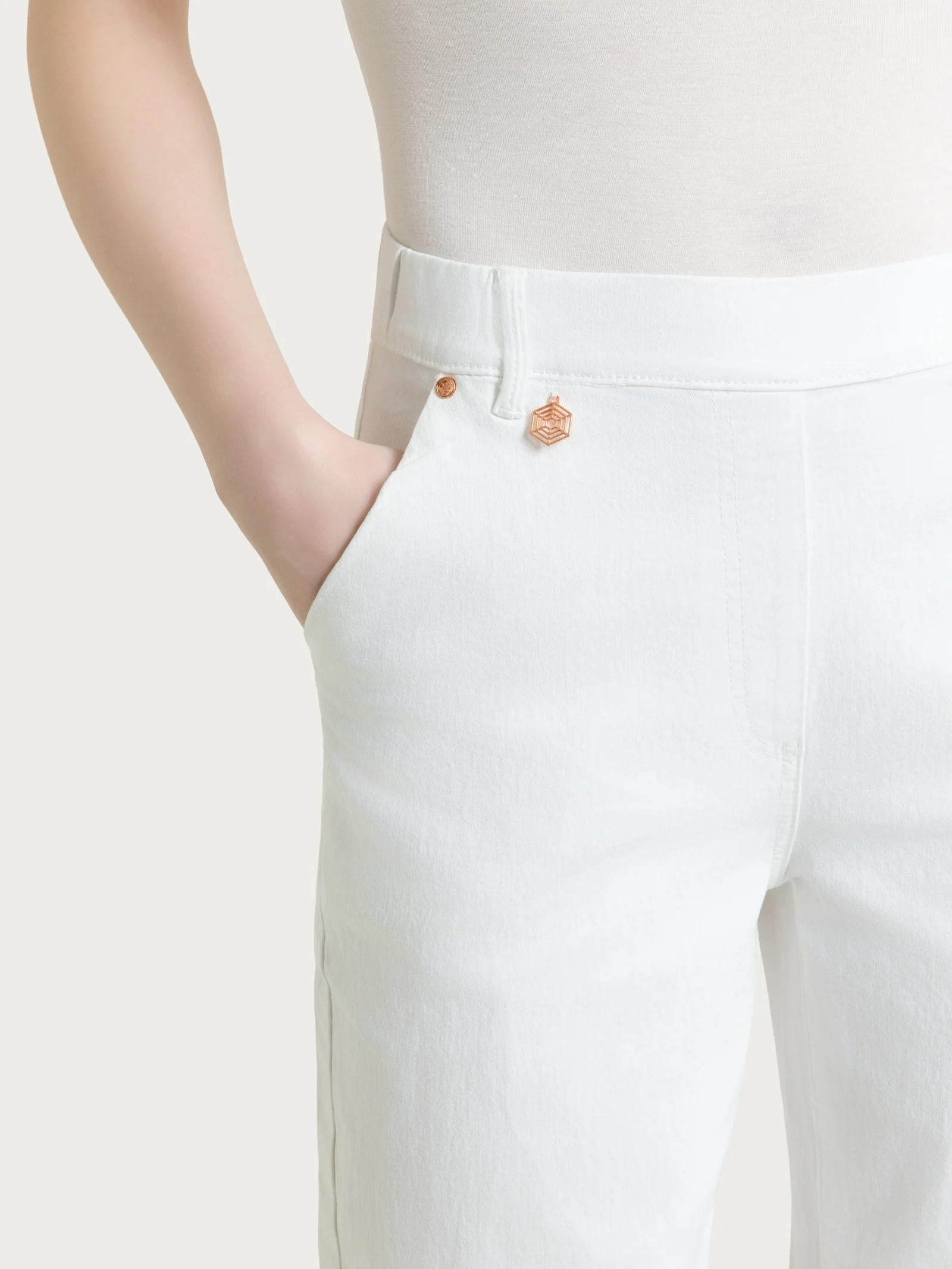 Jeans ampio con tasche in Light Denim - Bianco - Image 3