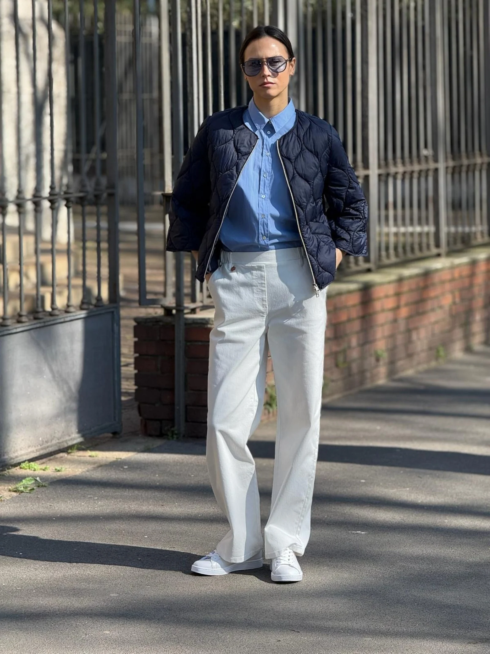 Jeans ampio con tasche in Light Denim - Bianco - Image 4