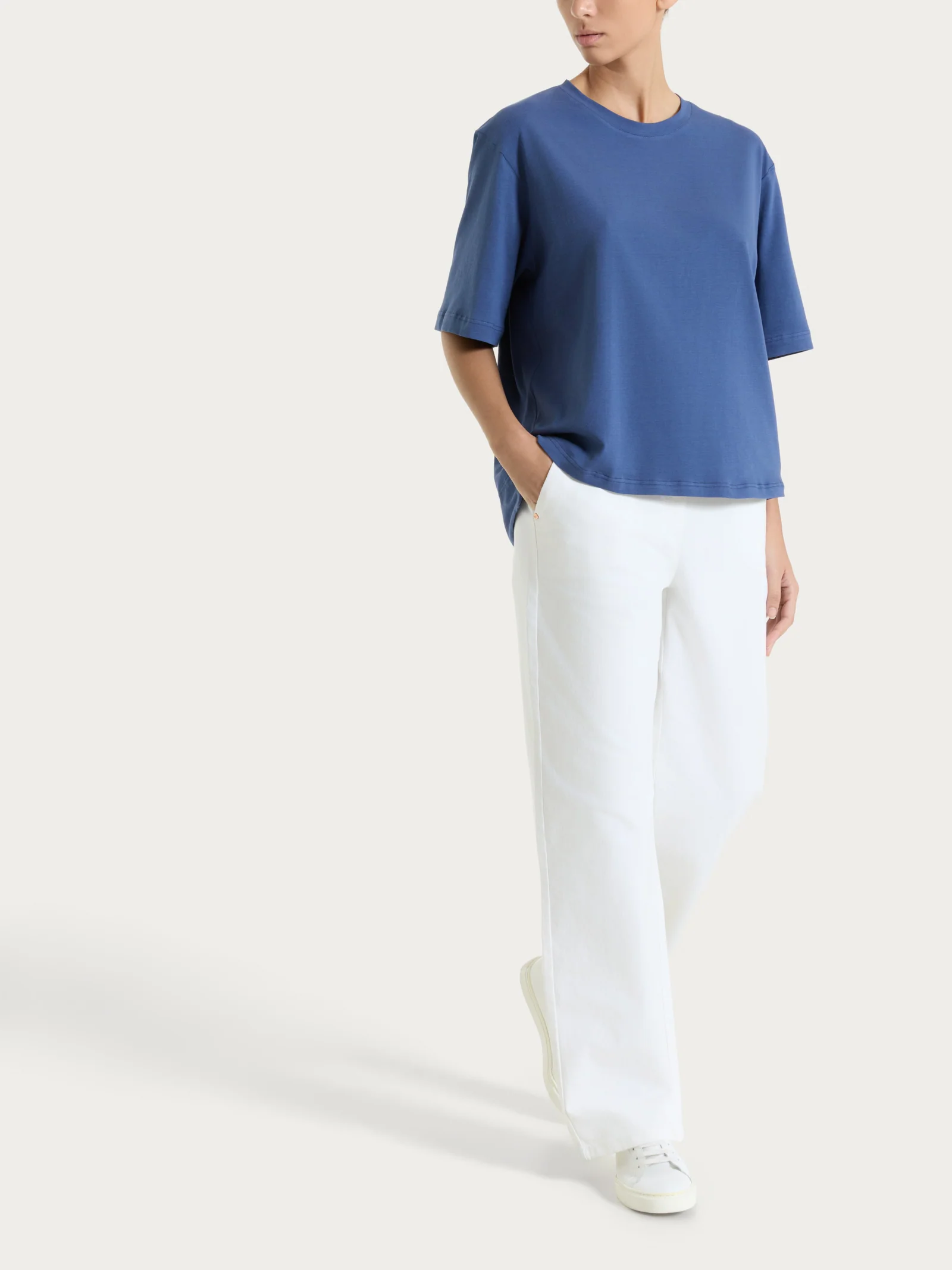 Jeans ampio con tasche in Light Denim - Bianco - Image 5