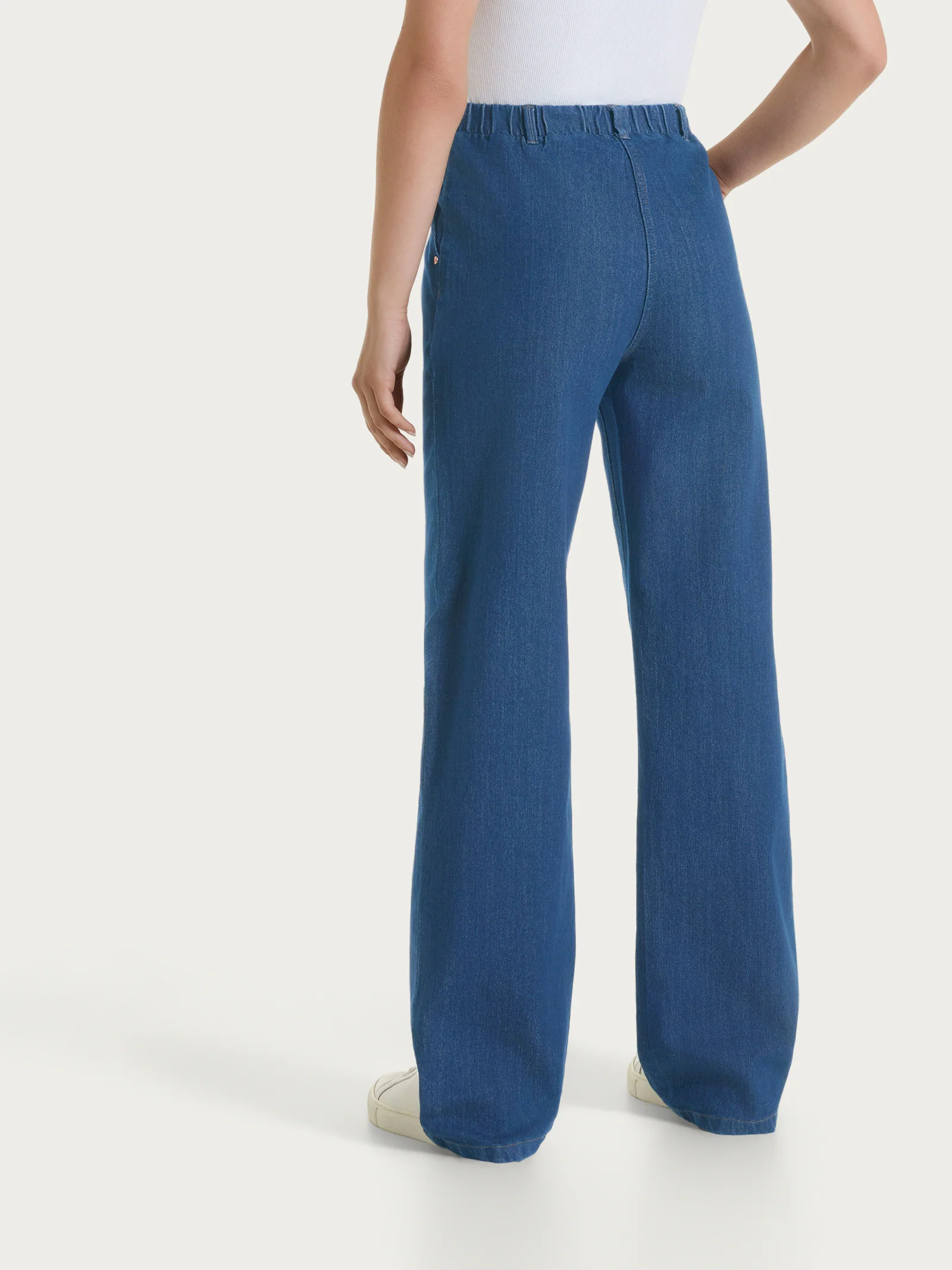 Jeans ampio con tasche in Light Denim - Delave' - Image 2