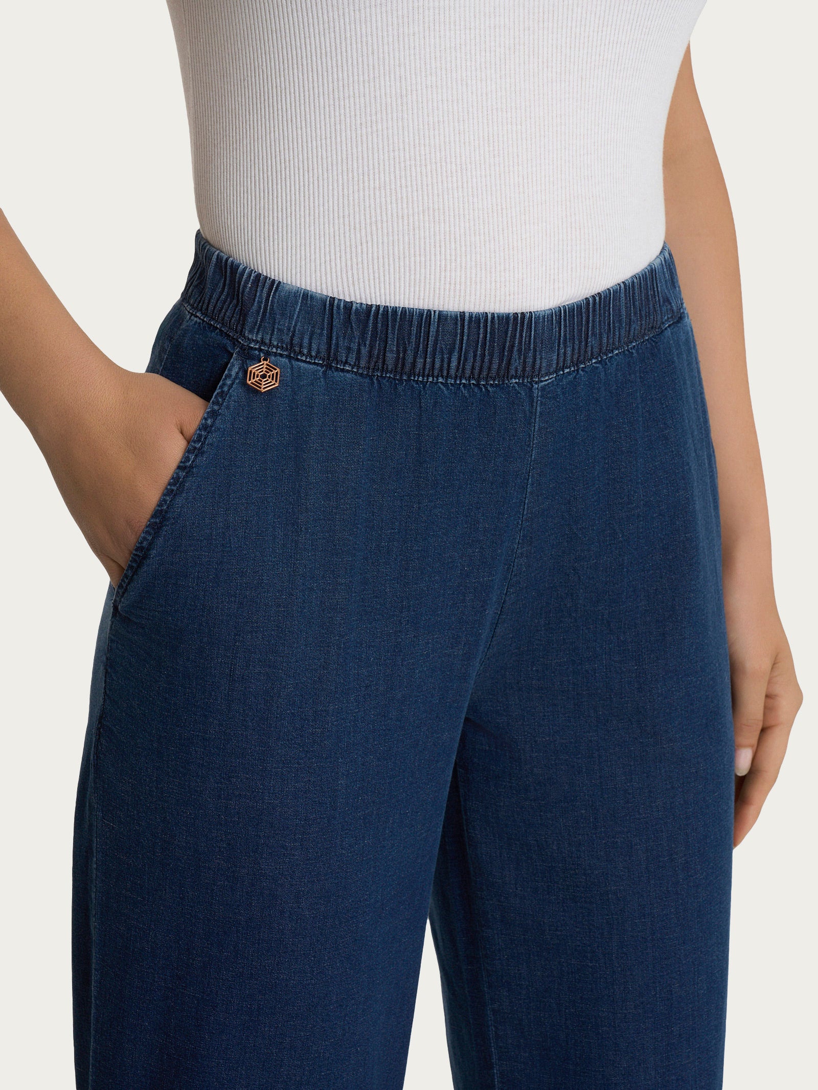 Jeans ampio con tasche in Super Light Denim - Indigo - Image 3