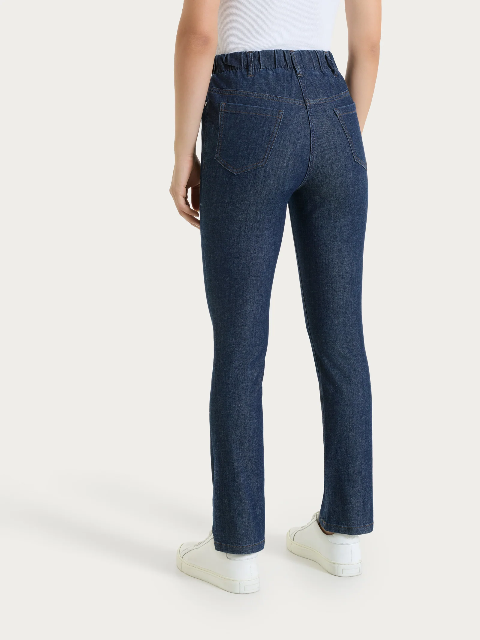 Jeans dritto con tasche e strass in Light denim  - Indigo - Image 2