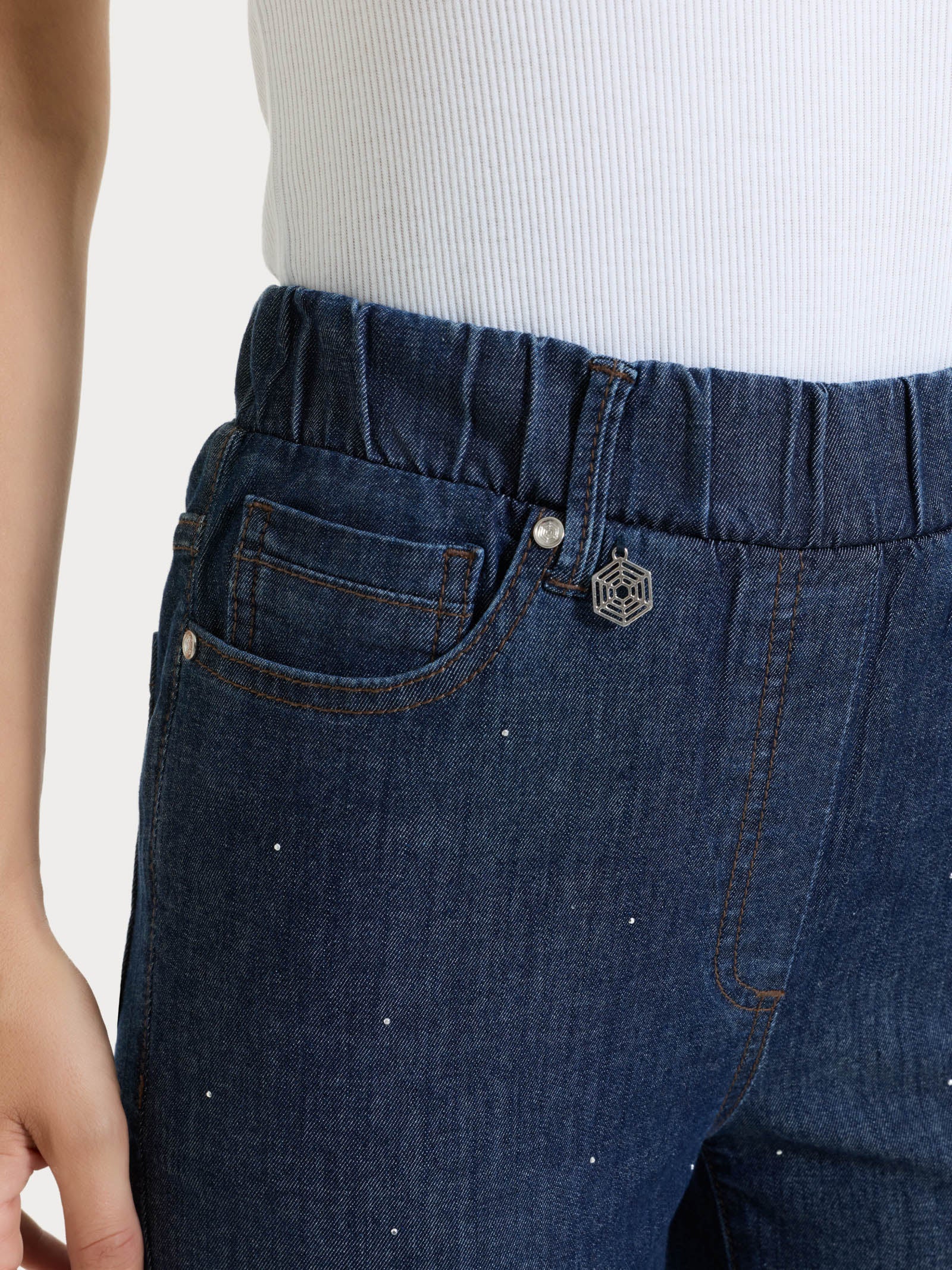 Jeans dritto con tasche e strass in Light denim  - Indigo - Image 3