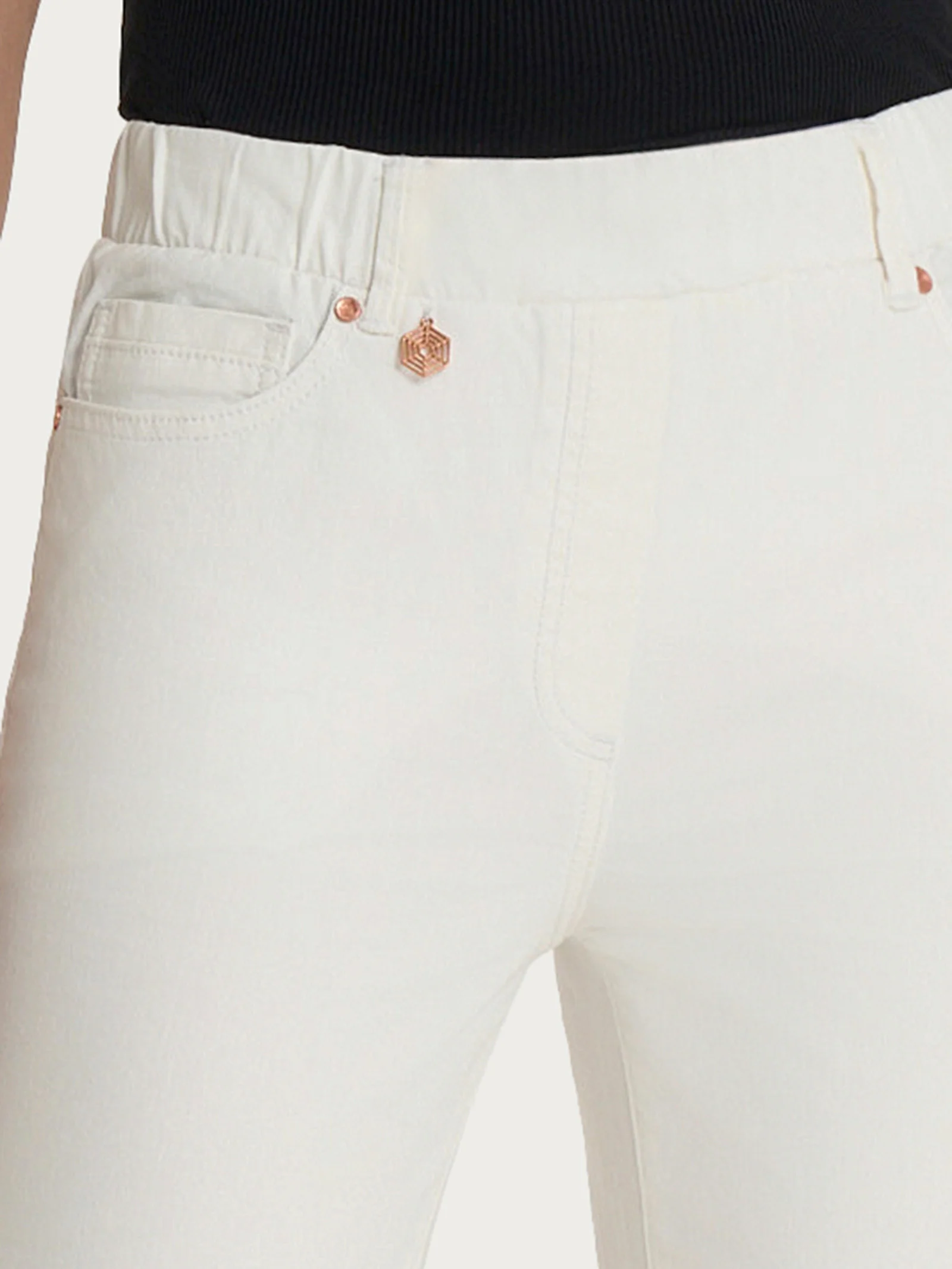 Jeans flare alla caviglia con tasche e vita piatta in Light Denim - Bianco - Image 3