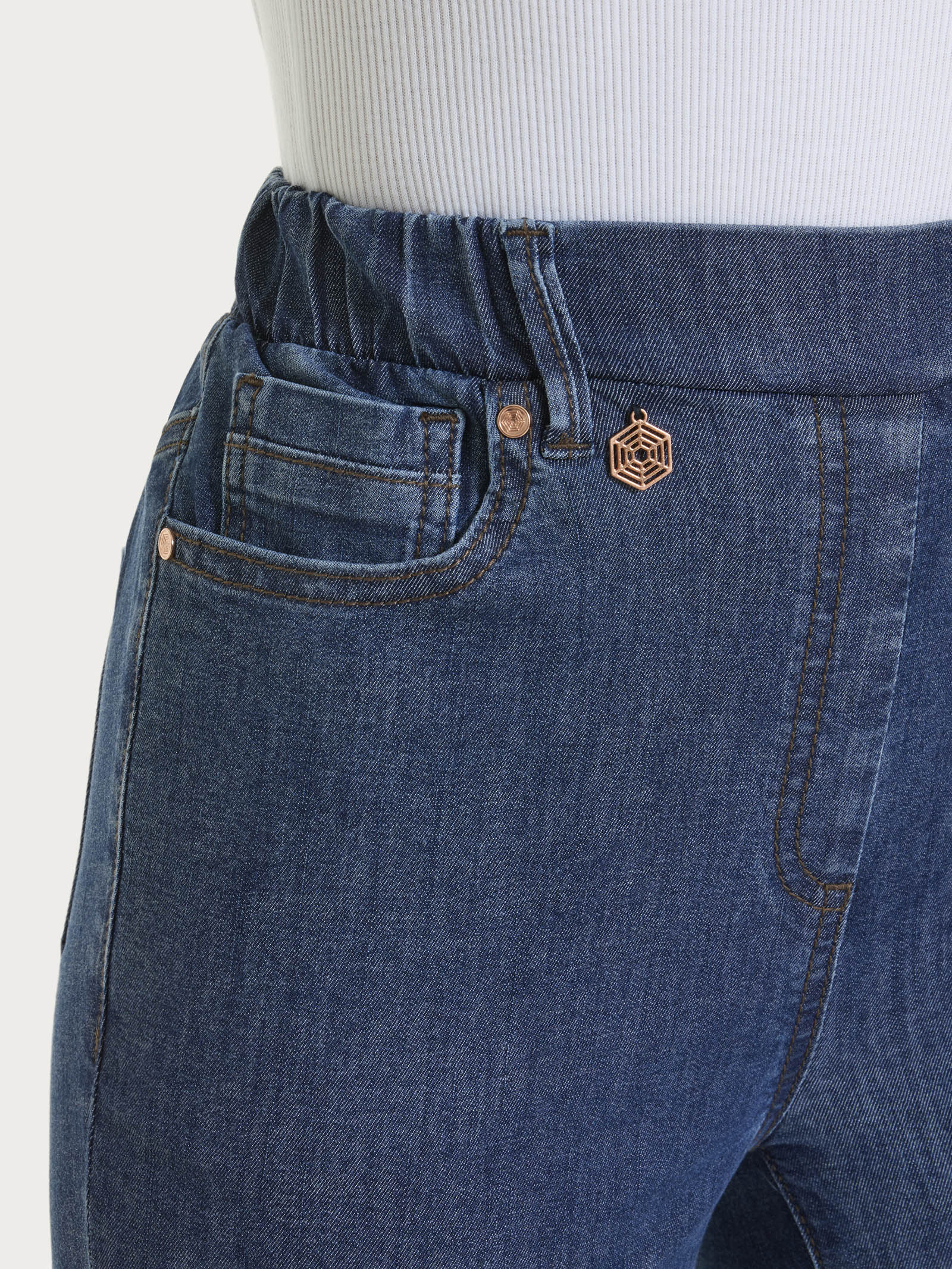 Jeans flare con tasche e vita piatta in Light Denim - Jeans - Image 3