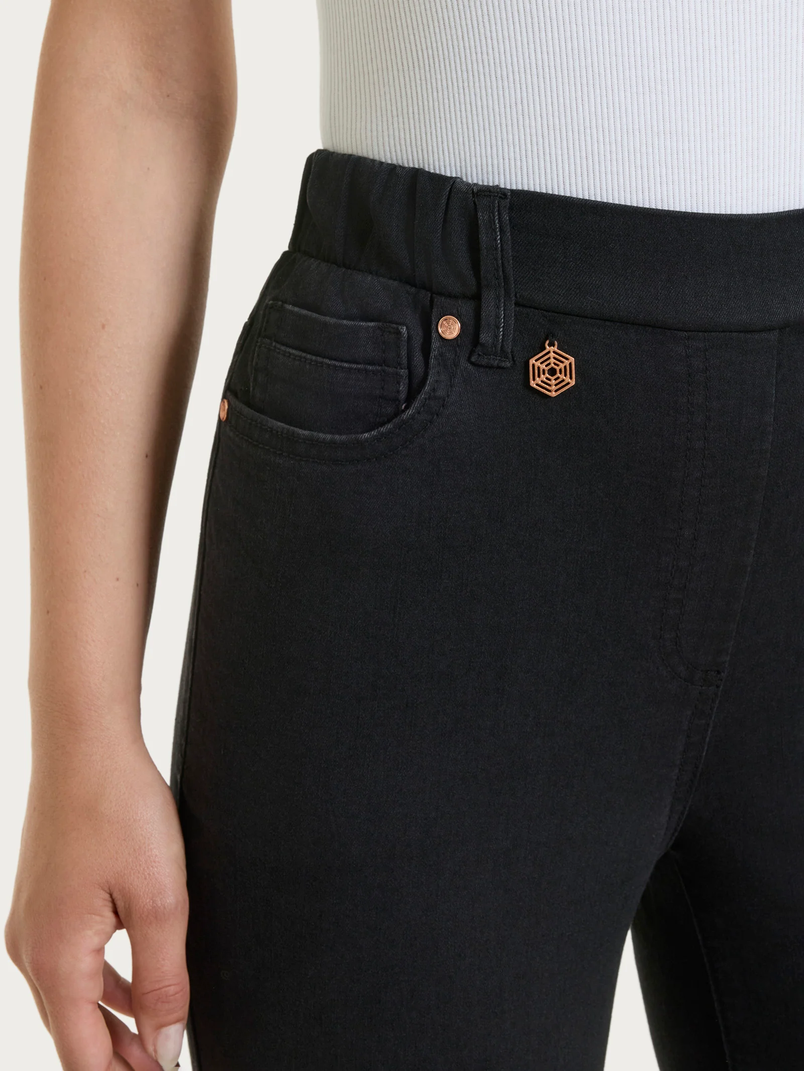 Jeans flare con tasche e vita piatta in Light Denim - Nero - Image 3