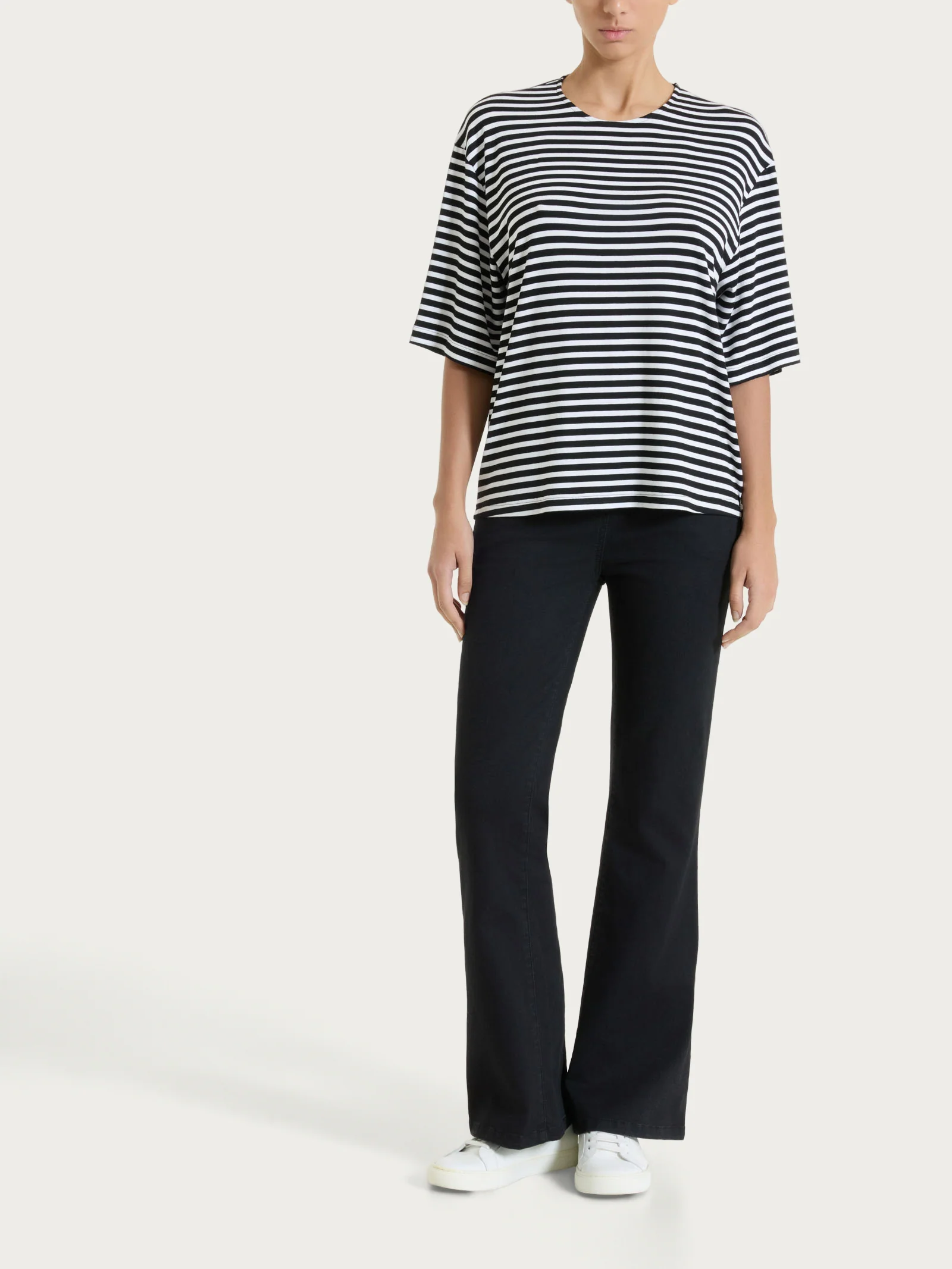 Jeans flare con tasche e vita piatta in Light Denim - Nero - Image 4