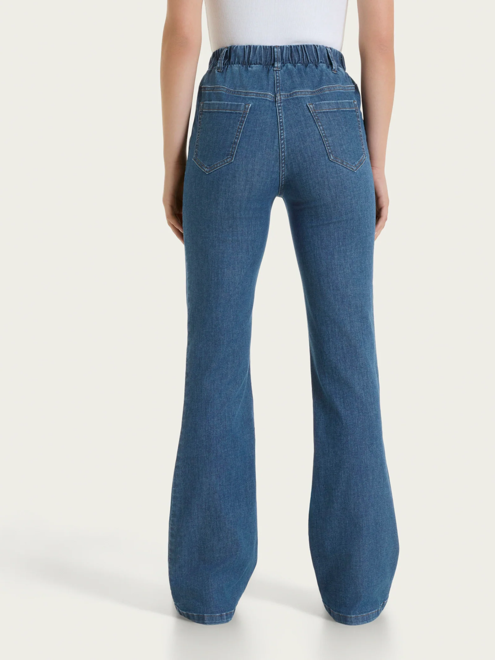 Jeans flare con tasche e vita piatta in Light Denim - Delave' - Image 2