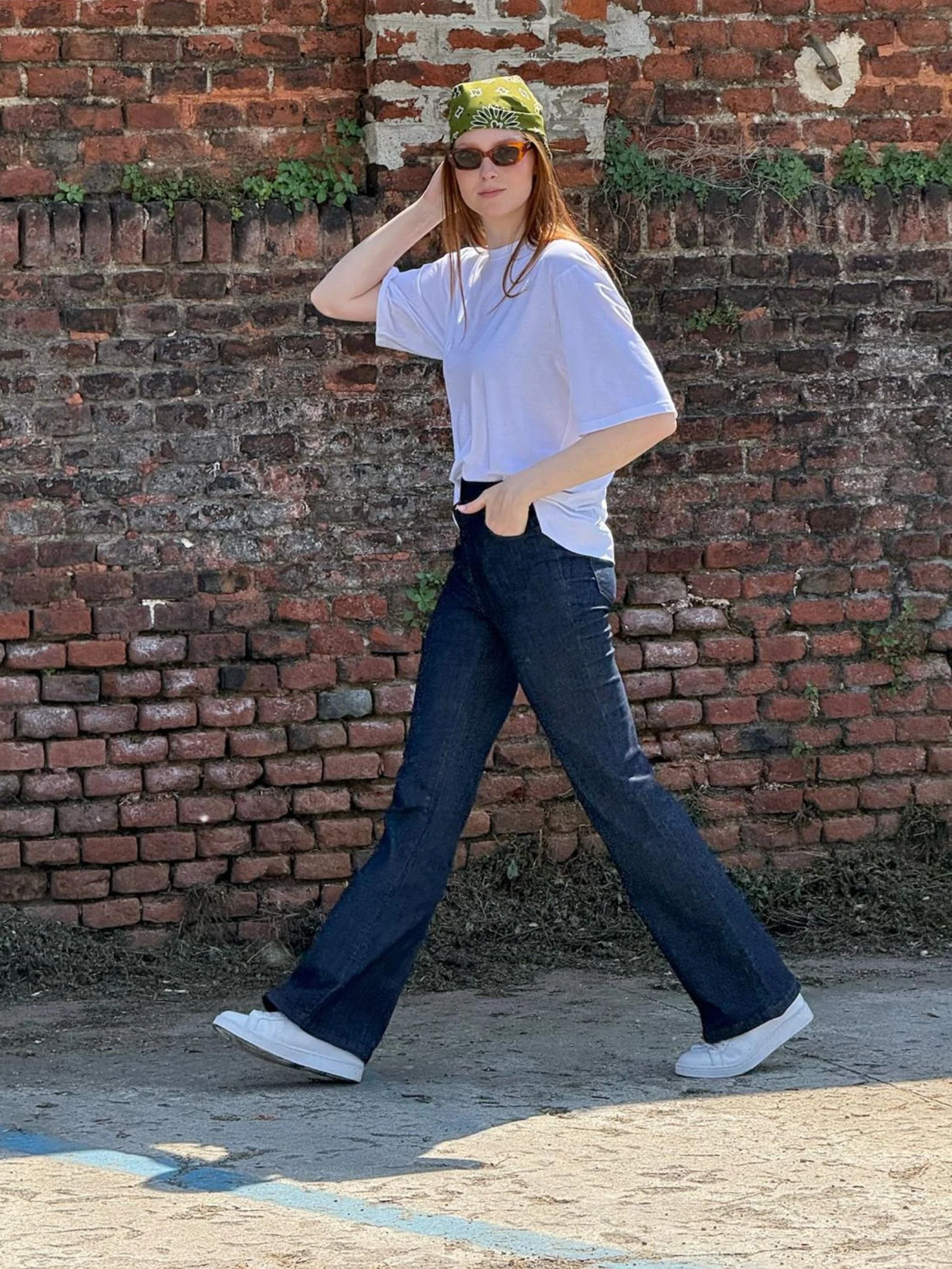 Jeans flare con tasche e vita piatta in Light Denim - Indigo - Image 4