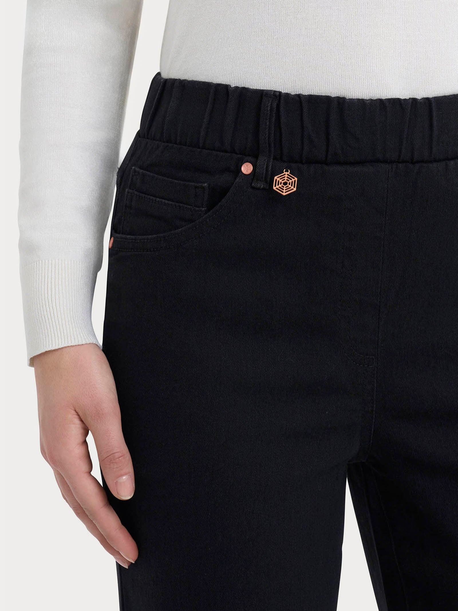 Jeans Flare in 4 Seasons Denim - Nero - Image 4