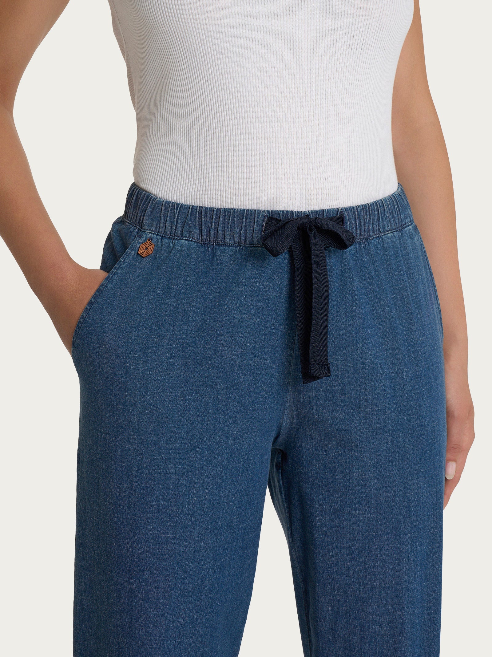 Jeans jogger con tasche in Super Light Denim - Indigo - Image 7