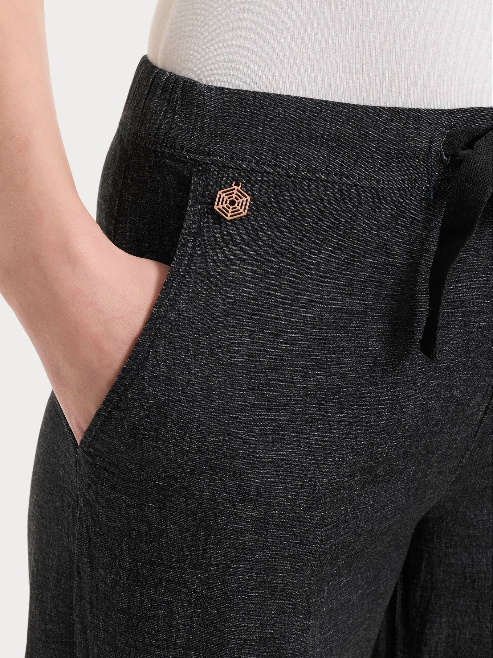 Jeans jogger con tasche in Super Light Denim - Gray Black - Image 5