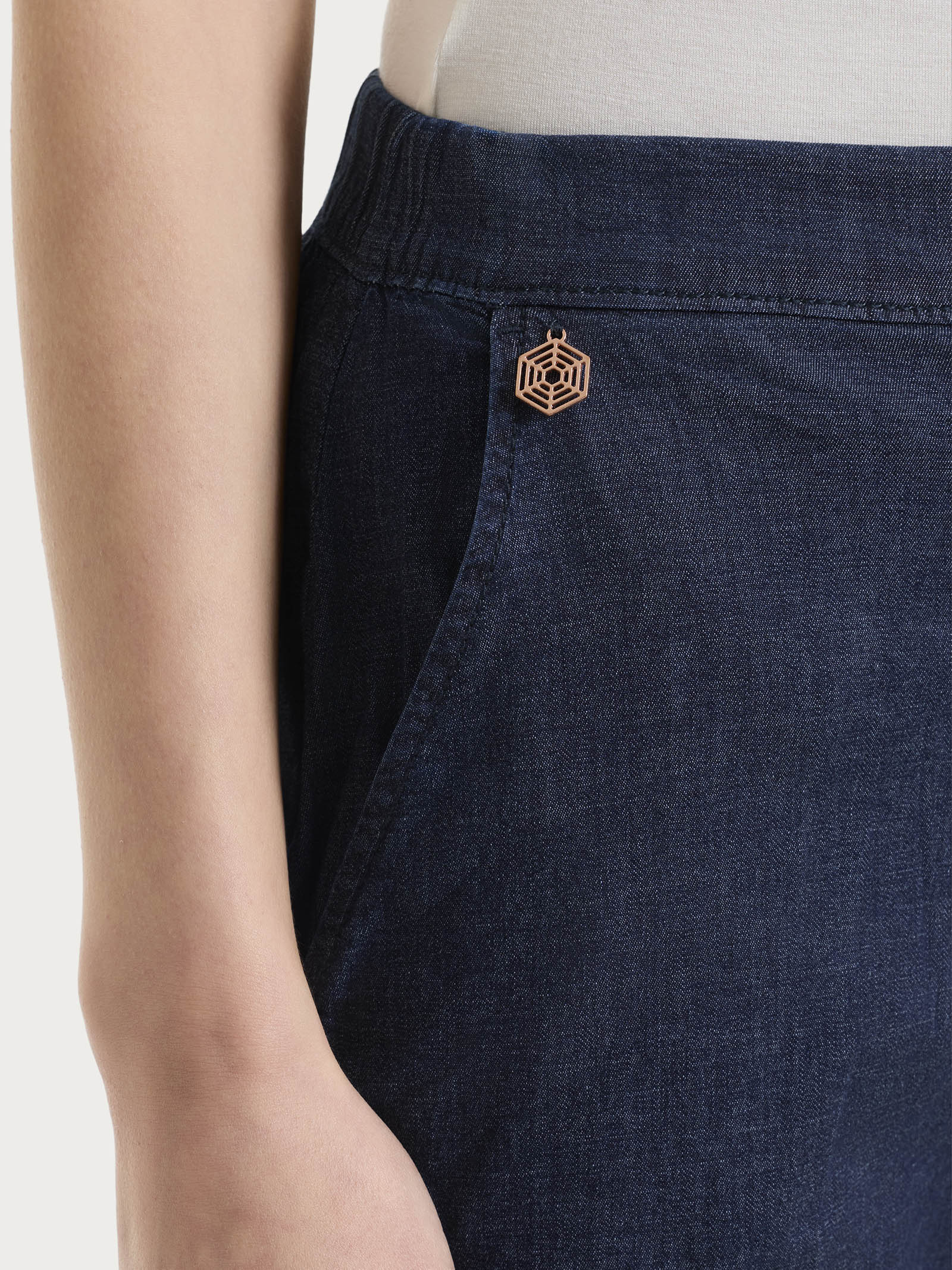 Jeans jogger con tasche in Super Light Denim - Dark Indigo - Image 5