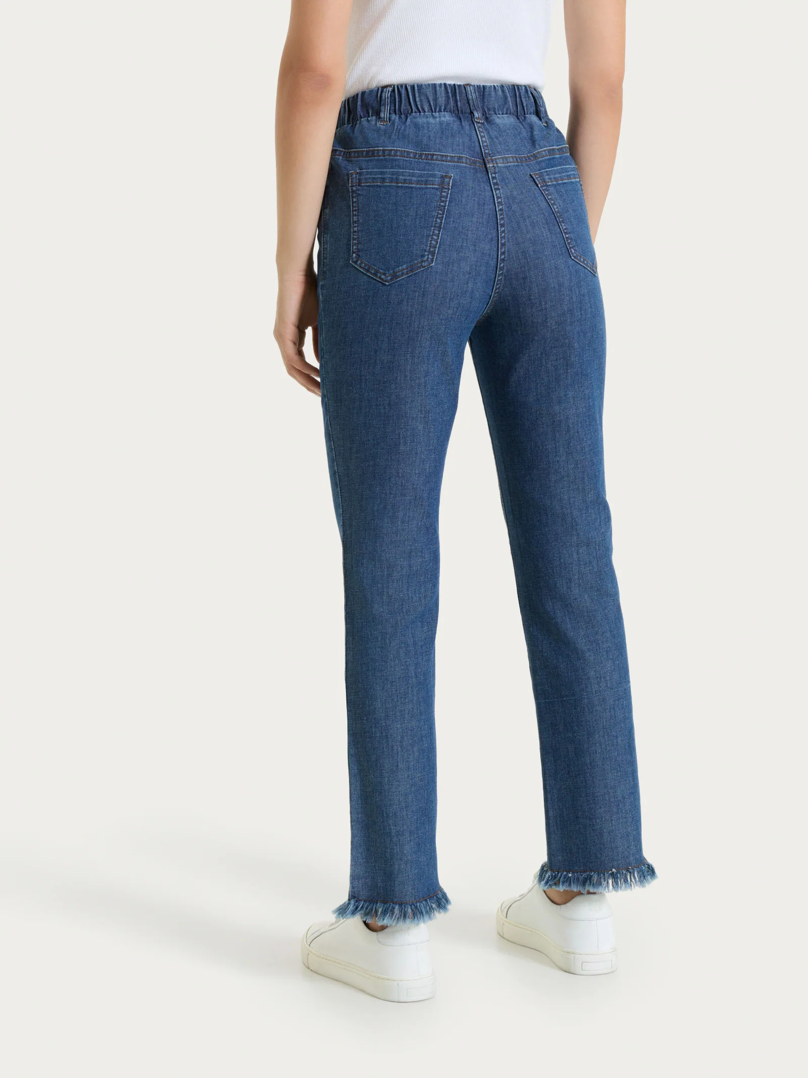 Jeans sfrangiato dritto con tasche in Light denim  - Jeans - Image 2