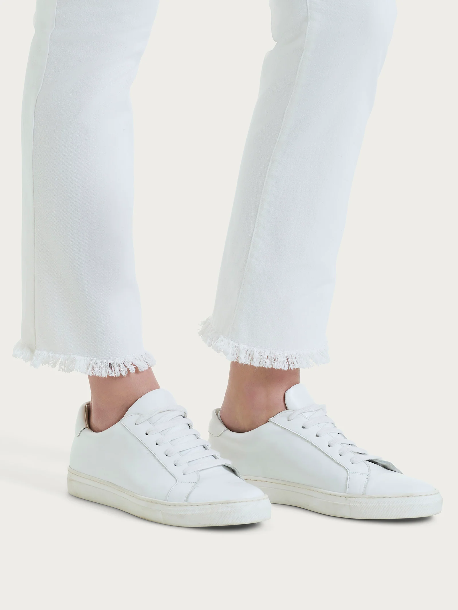Jeans sfrangiato dritto con tasche in Light denim  - Bianco - Image 3
