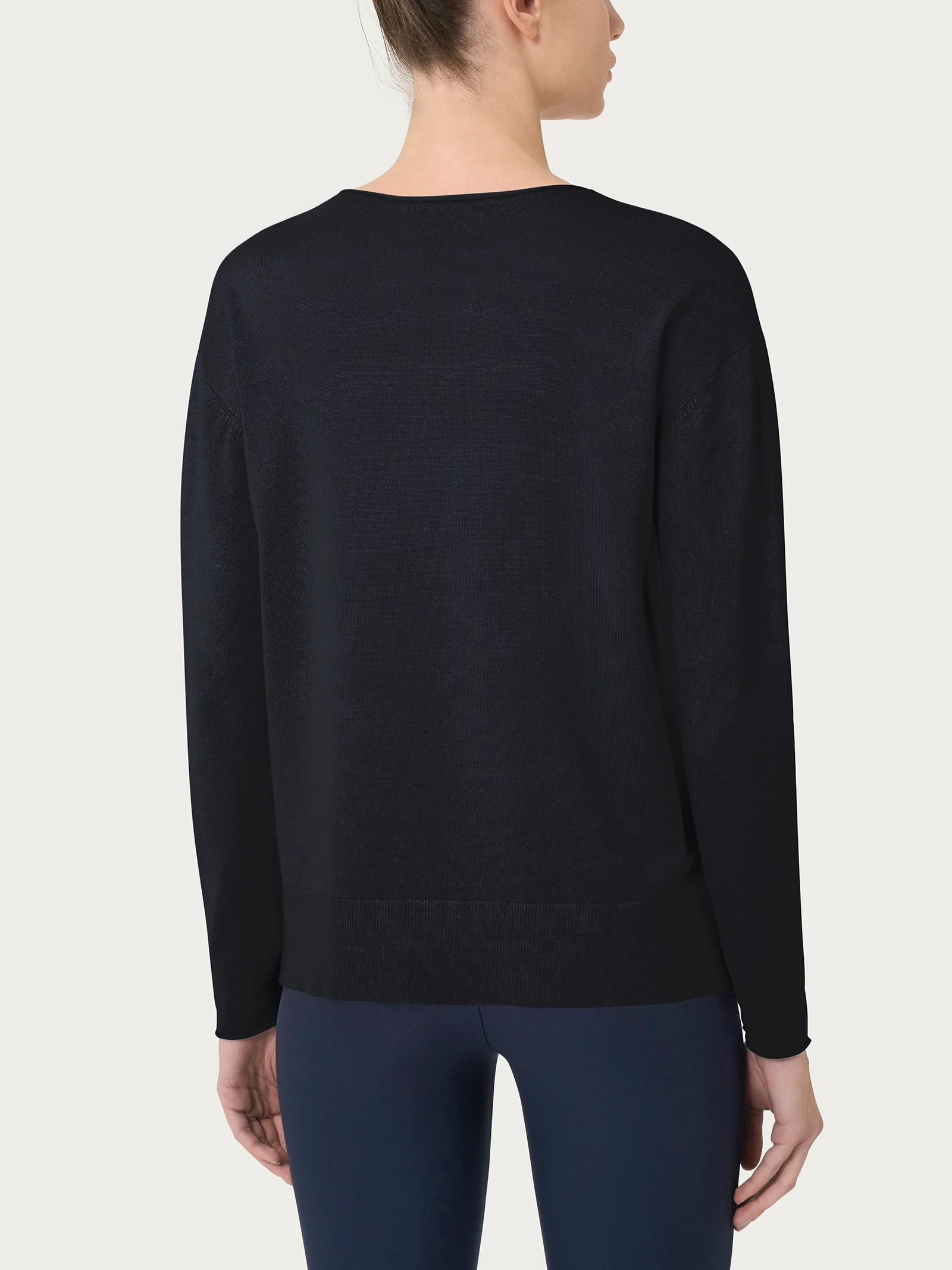 Maglia asimmetrica con girocollo Four Seasons - Nero - Image 2
