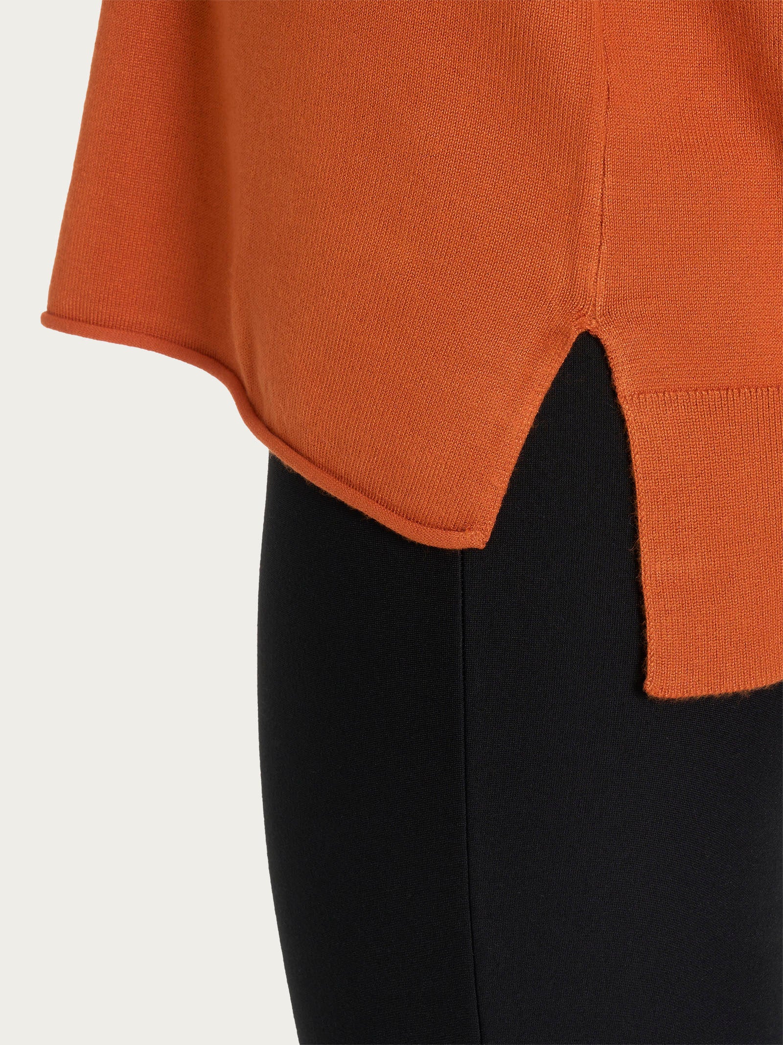 Maglia asimmetrica con girocollo Four Seasons - Rust - Image 3